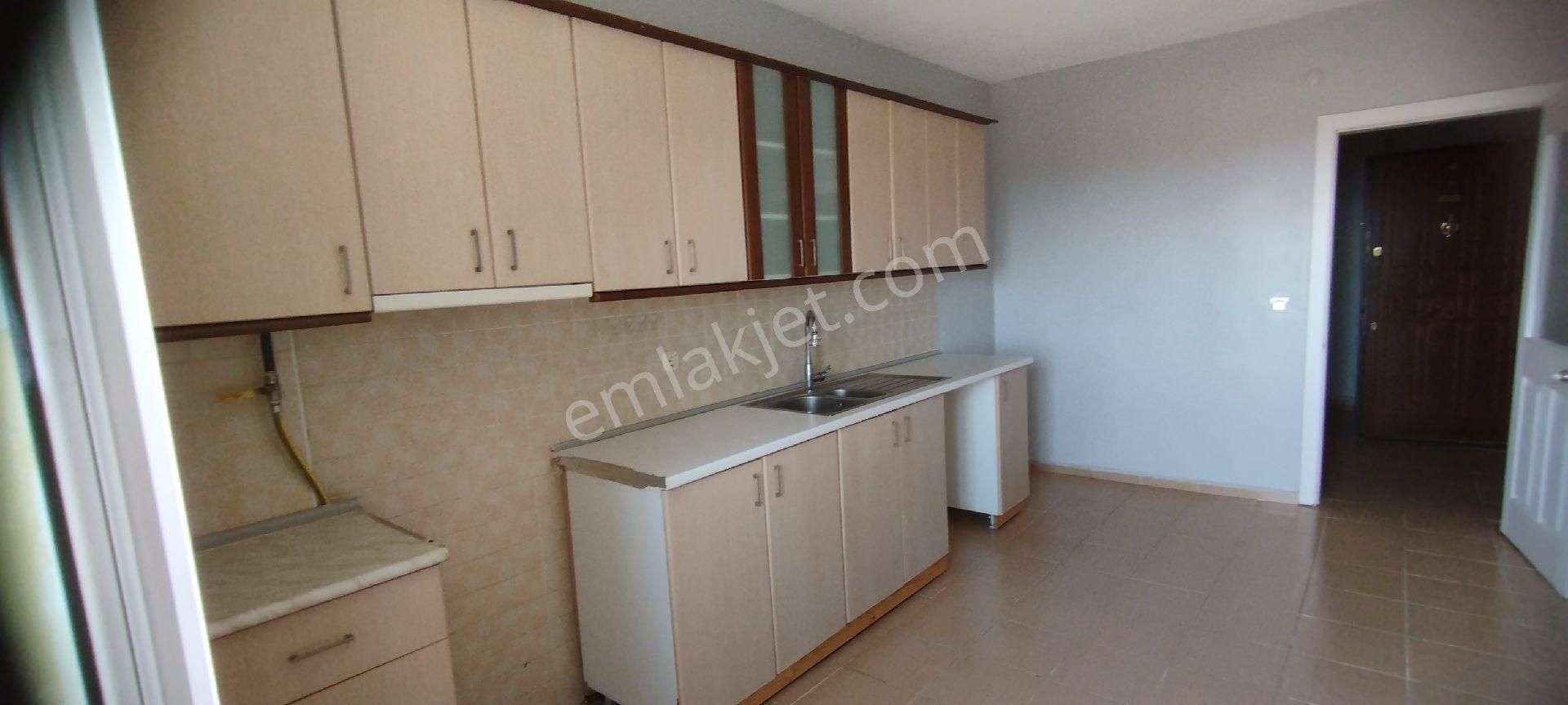 Sakarya Zümrüt Emlak'tan Camili De Ayçiçeği Evlerinde 3+1, 145 M2 Kiralık Daire - Görsel 9