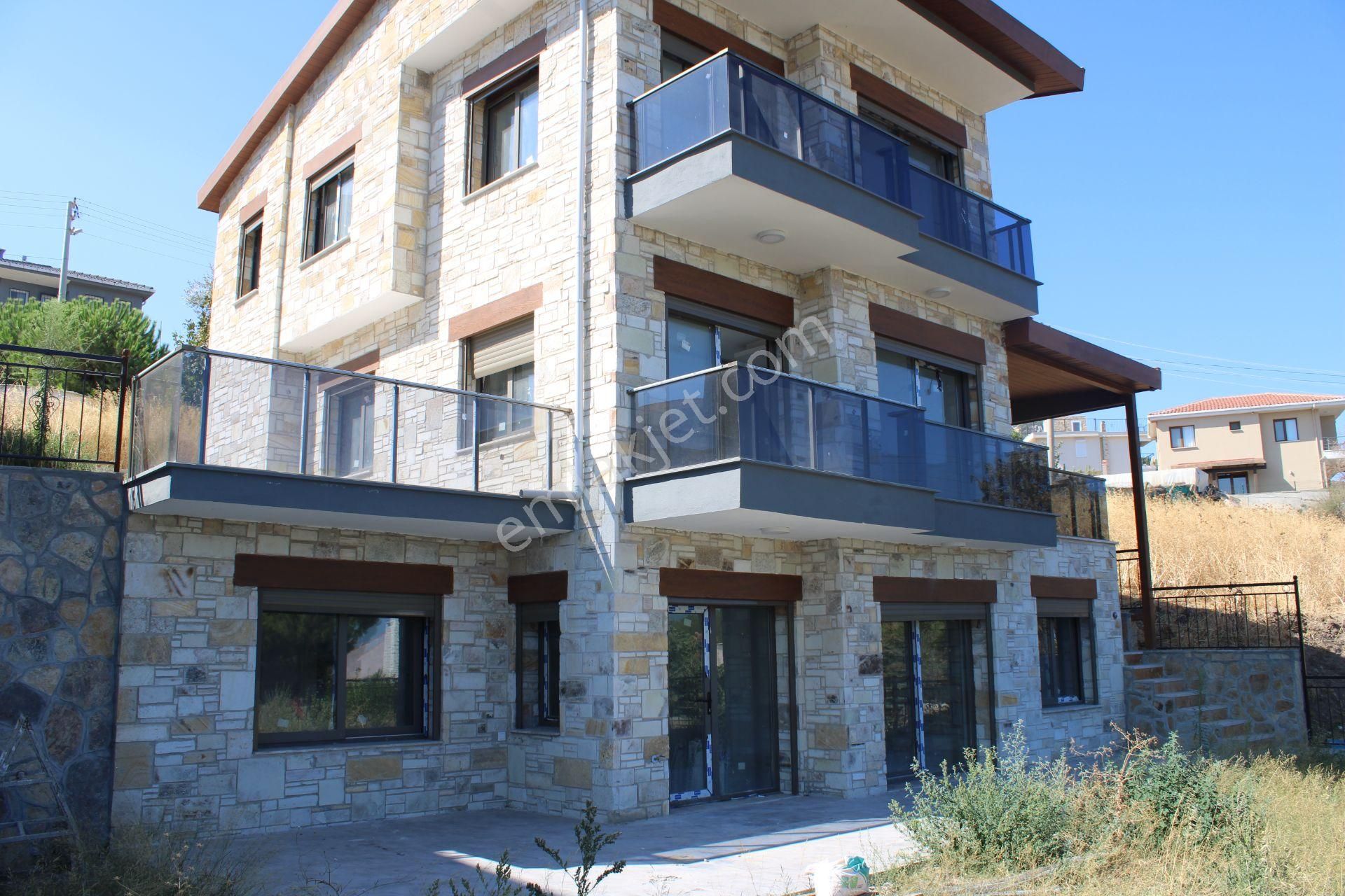 Yeni Foçada Deniz Manzaralı Sıfır 5+1 Satılk Villa