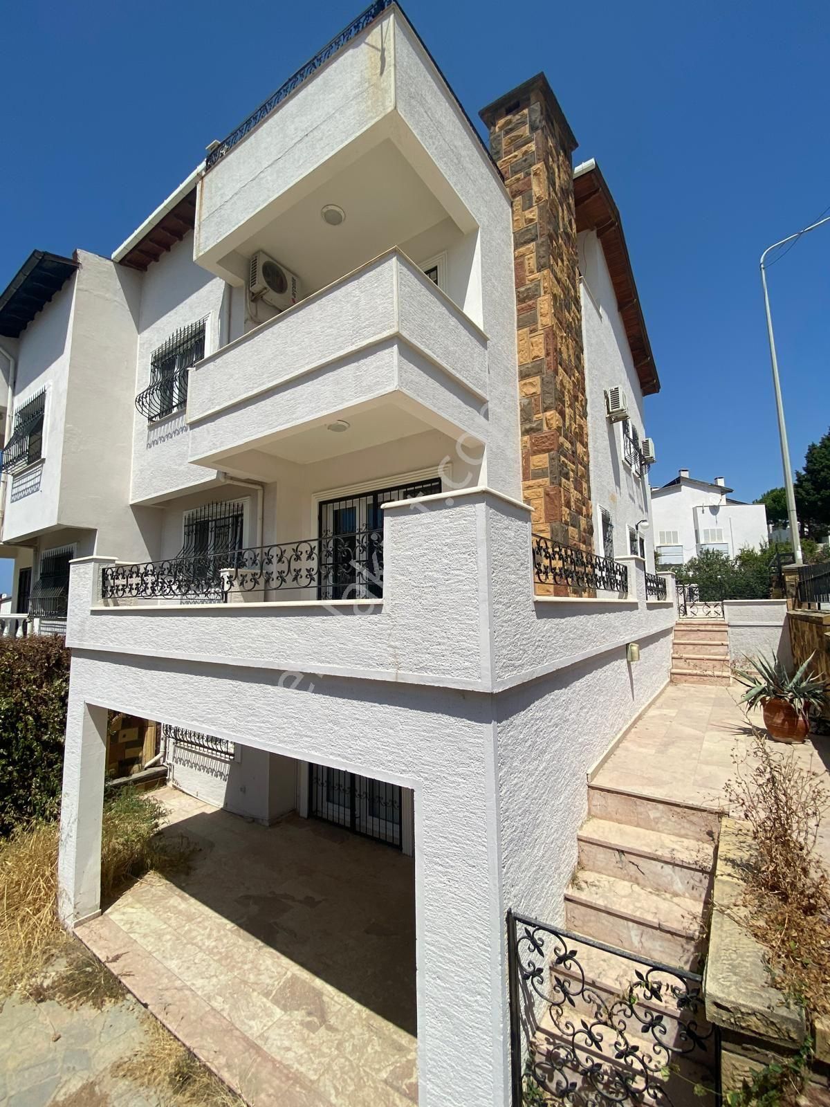 Kuşadası Türkmen Satılık Villa  SİTE İÇERİSİNDE SATILIK 7+1 VİLLA