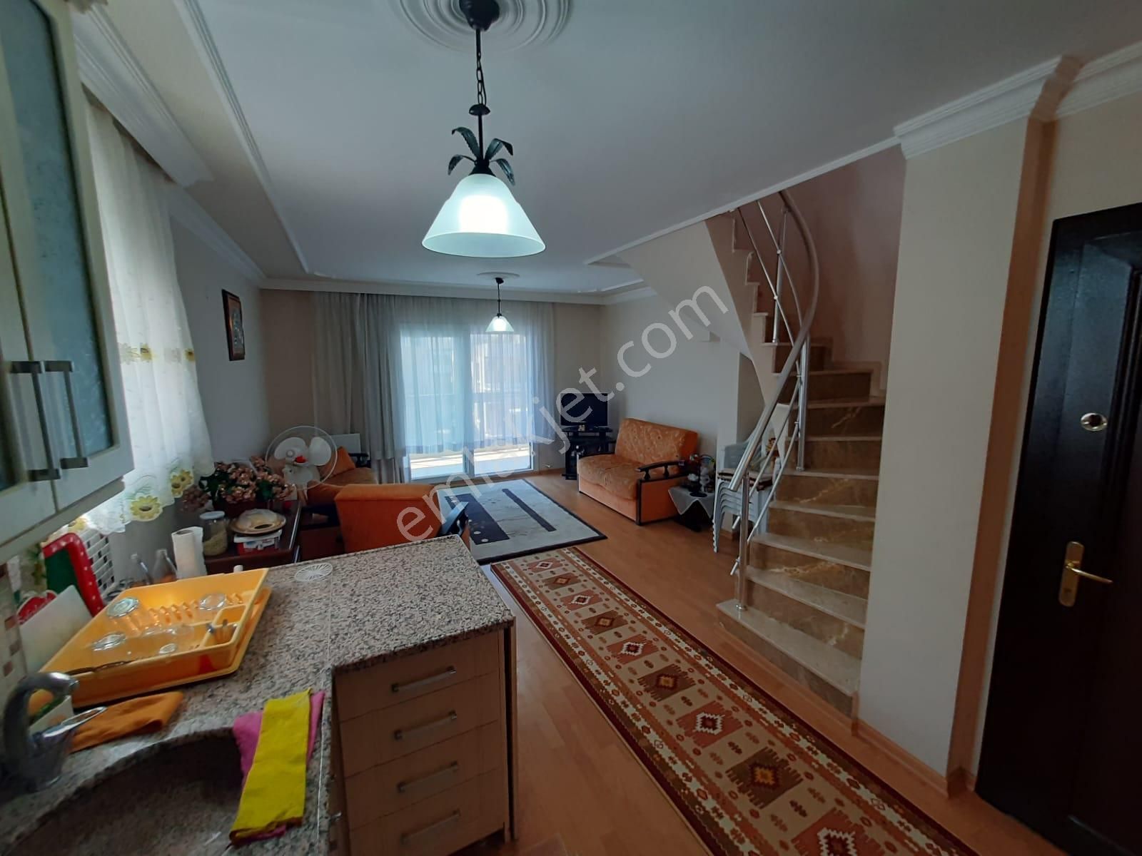 Dikili Çandarlı Hastaneye Yakın Kiralık Daire Çandarlı Merkezde 90 M2 Net Devamlı Kiralık Dubleks Daire