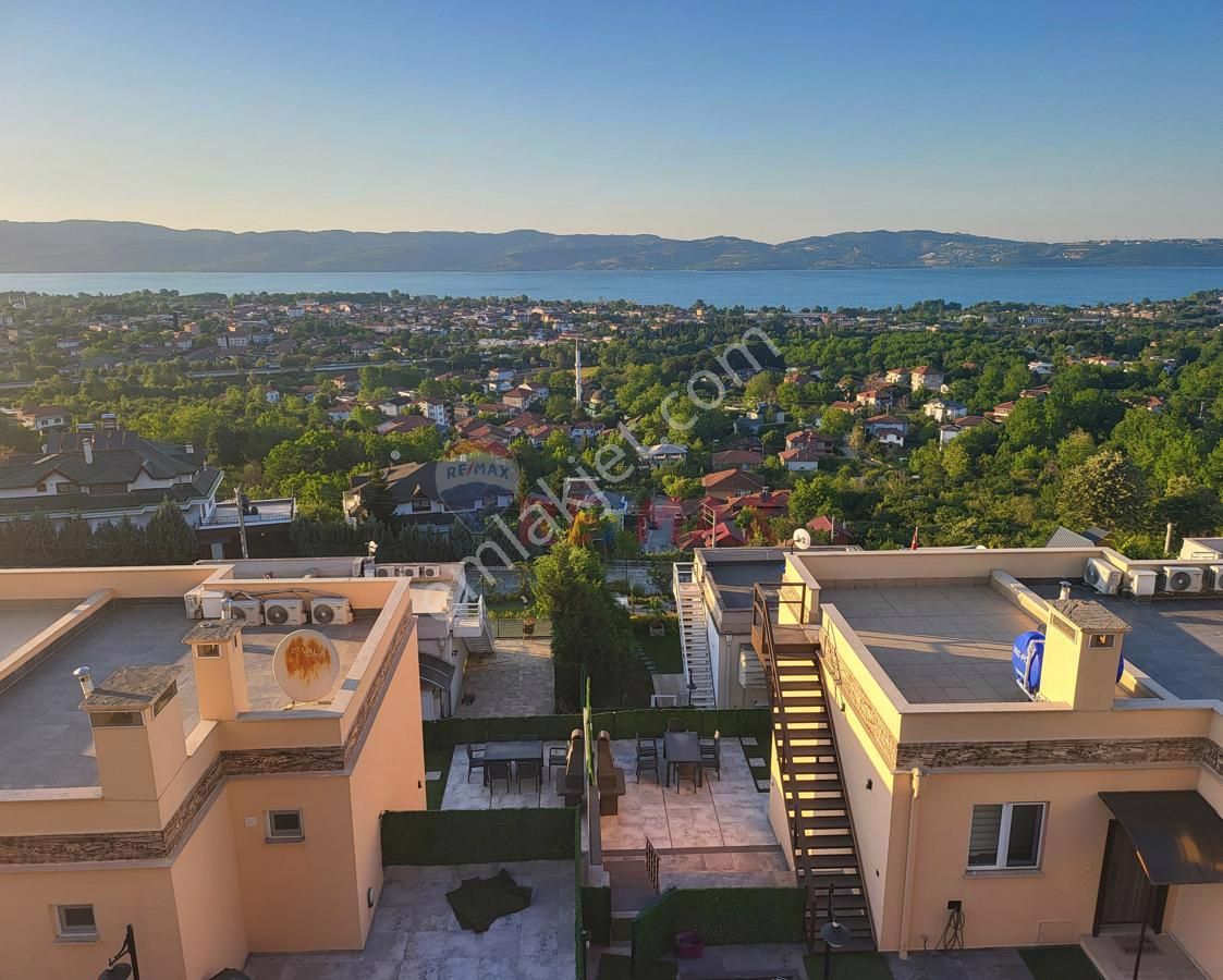 Sapanca Nailiye Satılık Villa Remax Mavi'den SAPANCA'da GÖL Manzaralı 230 m2 Dubleks SATILIK Villa