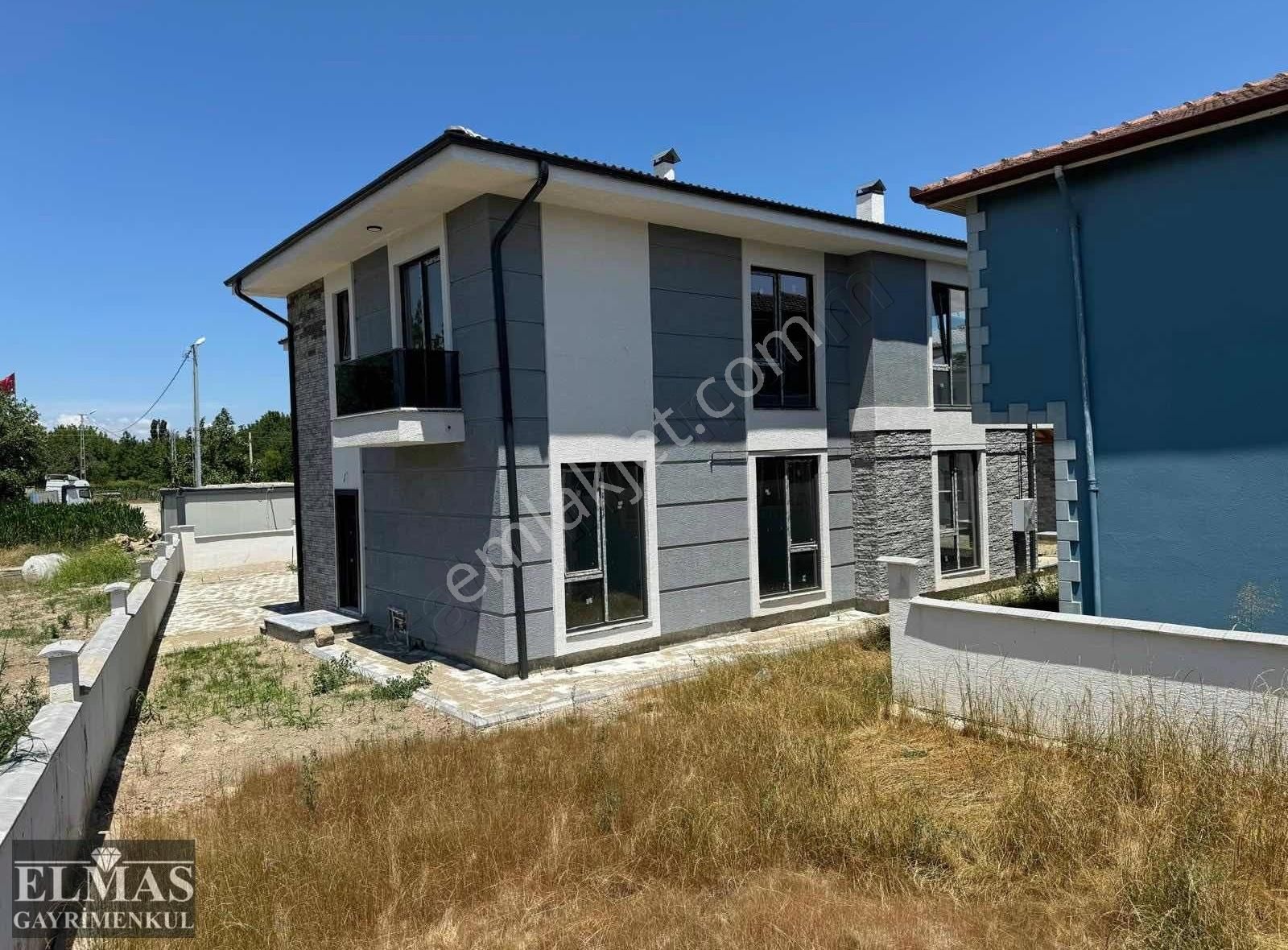 Arifiye Karaaptiler Satılık Villa Arifiye Karaatipler Mah.'de Sıfır Dubleks Villa