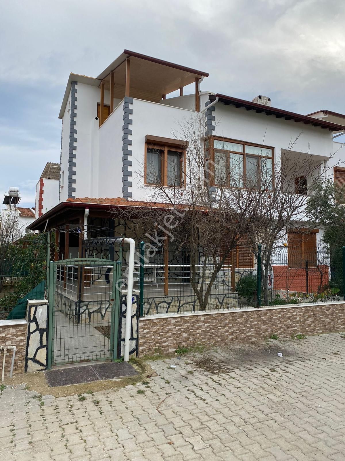 Seferihisar Cumhuriyet Satılık Villa  Doğanbey De Siteiçinde Bahçeli Deniz Yakın Satılık 4+1 Villa