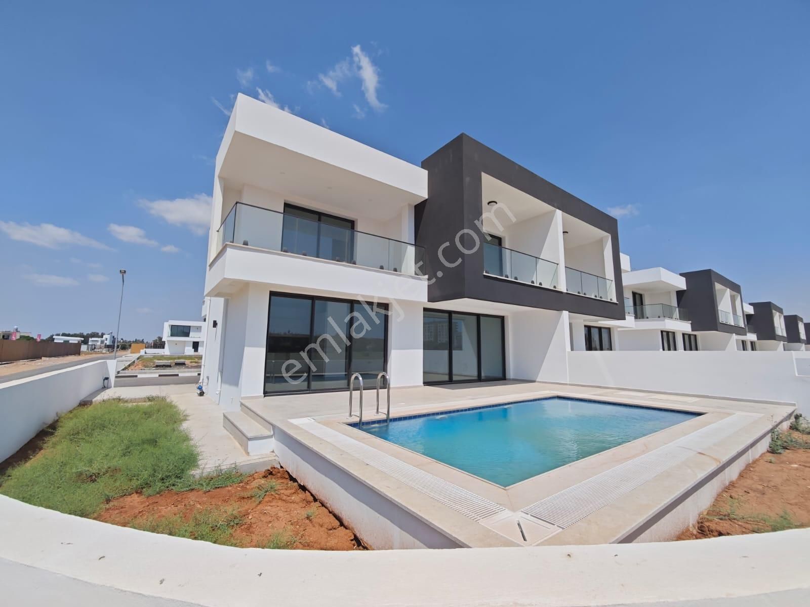 Gazimağusa Yeni Boğaziçi Köyü Satılık Villa 3+1 özel havuzu villa 315 m² arsa üzerinde