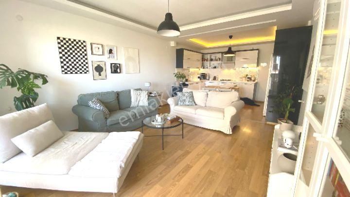 Kuşadası'nda Deniz Manzaralı 2+1 110m² Arakat Dogazgazlı Daire