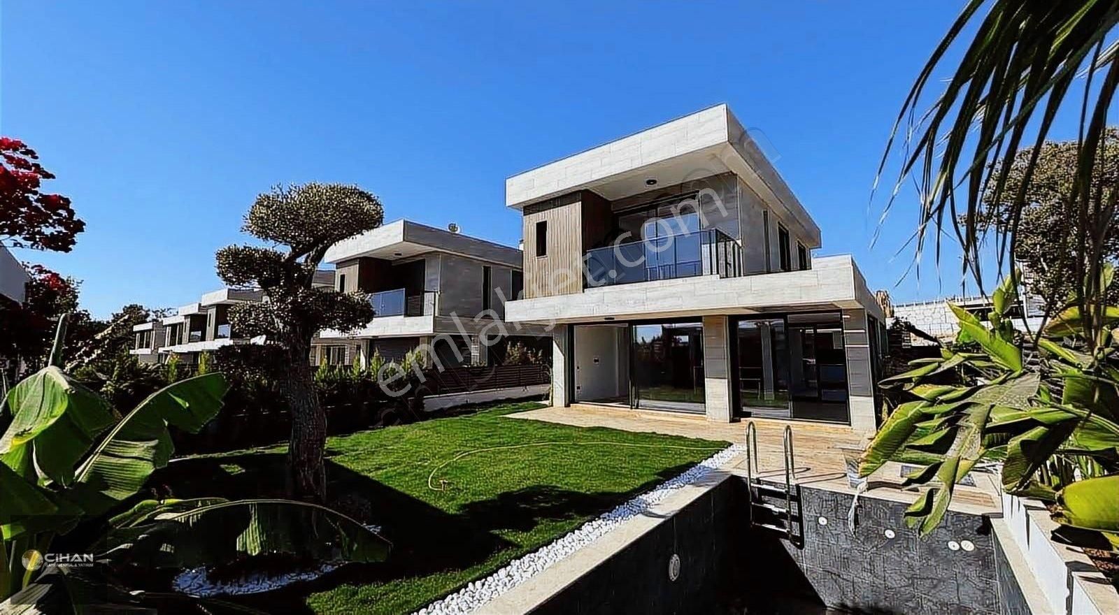 Kuşadası Karaova Satılık Villa Kuşadası Merkezde 5+1 Tek Müstakil Köşe Konum Satılık Villa