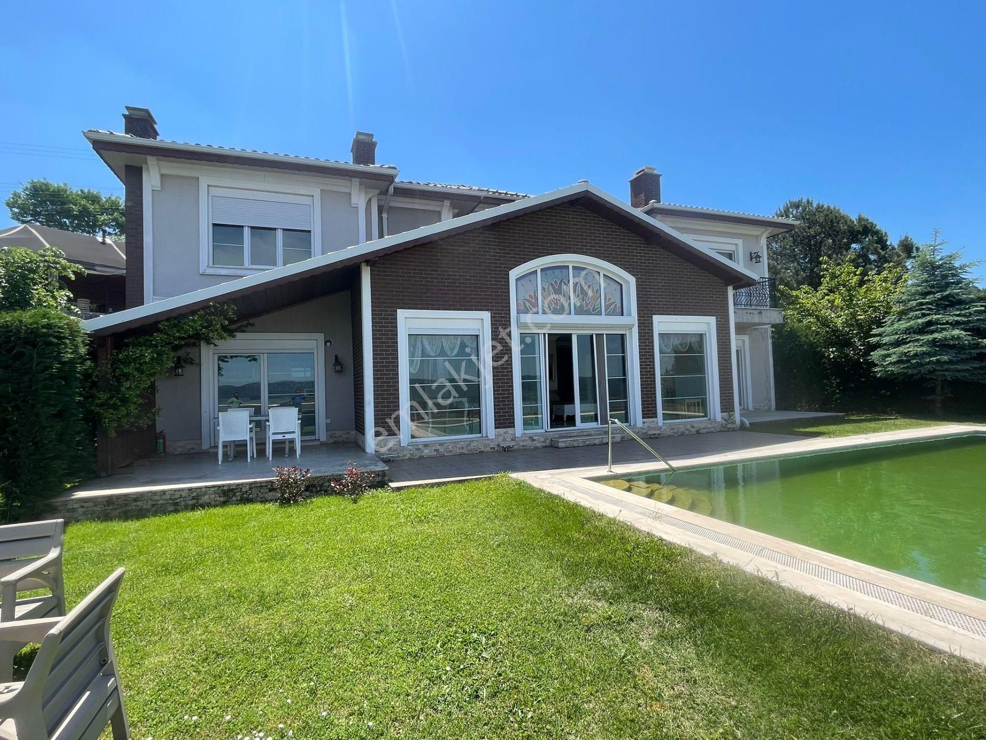 Panoromik Göl Manzaralı Müstakil Isıtmalı Havuzlu Villa