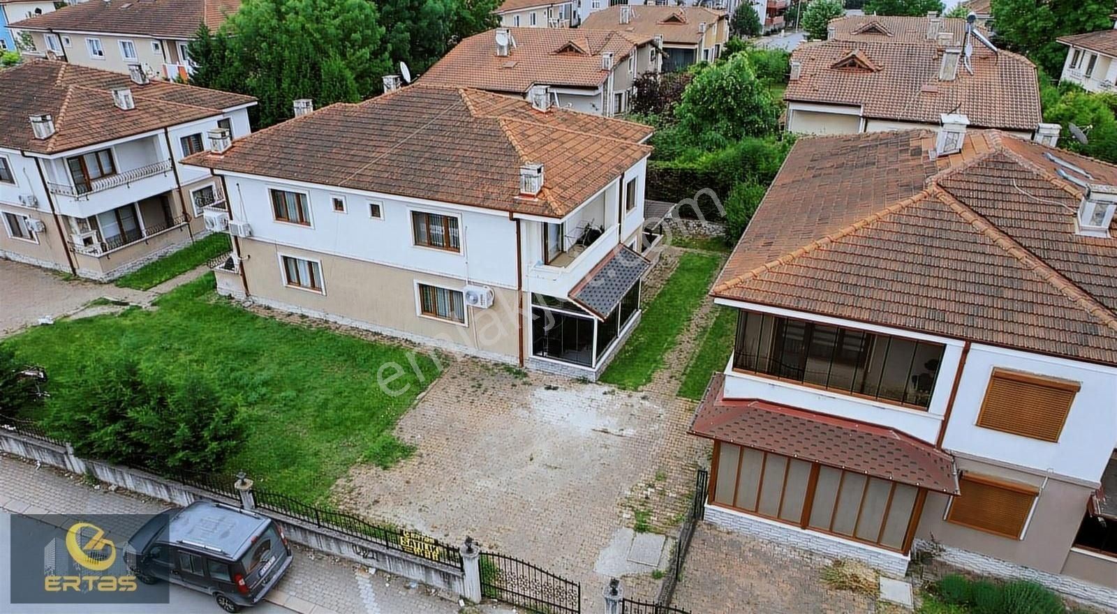 Serdivan Arabacıalanı Satılık Villa SERDİVAN AVM YANI SİTE İÇİ İKİZ DUBLEKS