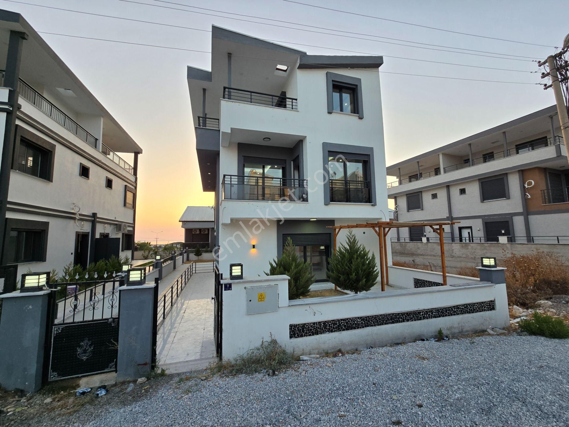 Didim Hisar Satılık Villa  Didim'de Bulvara 50 Mt Mesafede Deniz Manzaralı Satılık 3+1 Tripleks Villa 