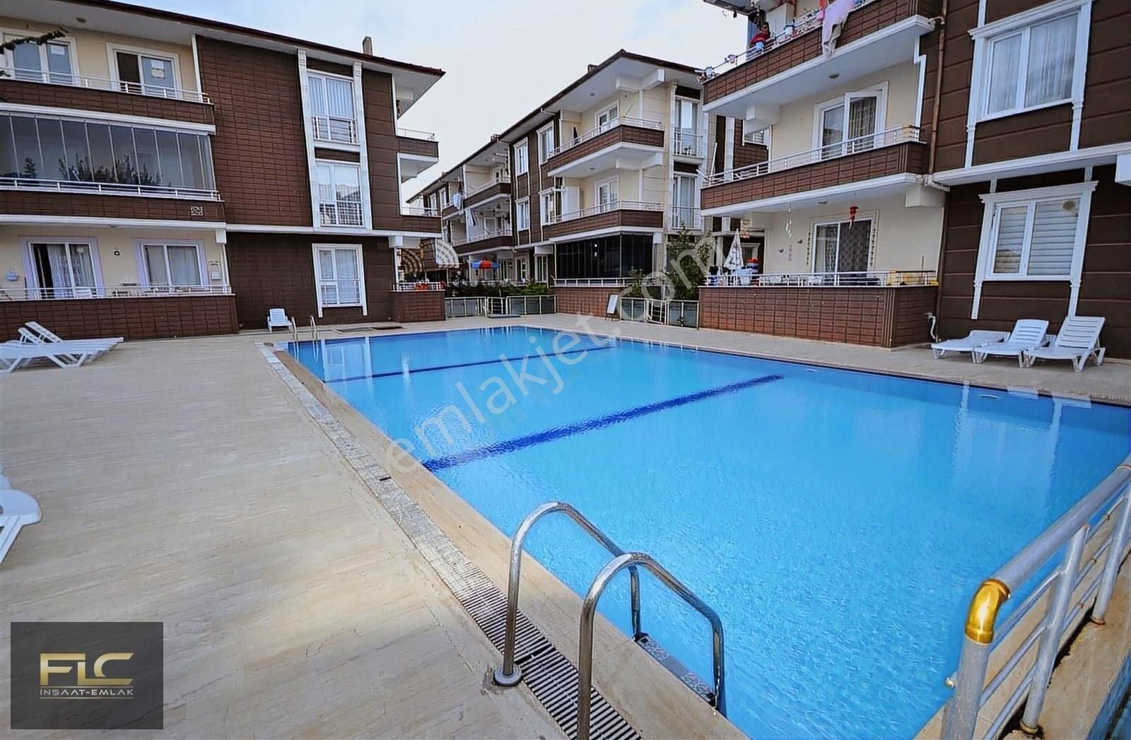 Karasu Yalı Satılık Daire HAVUZLU SİTE'DE PLAJ MERKEZDE 1+1 KAÇIRILMIYACAK SATILIK DAİRE