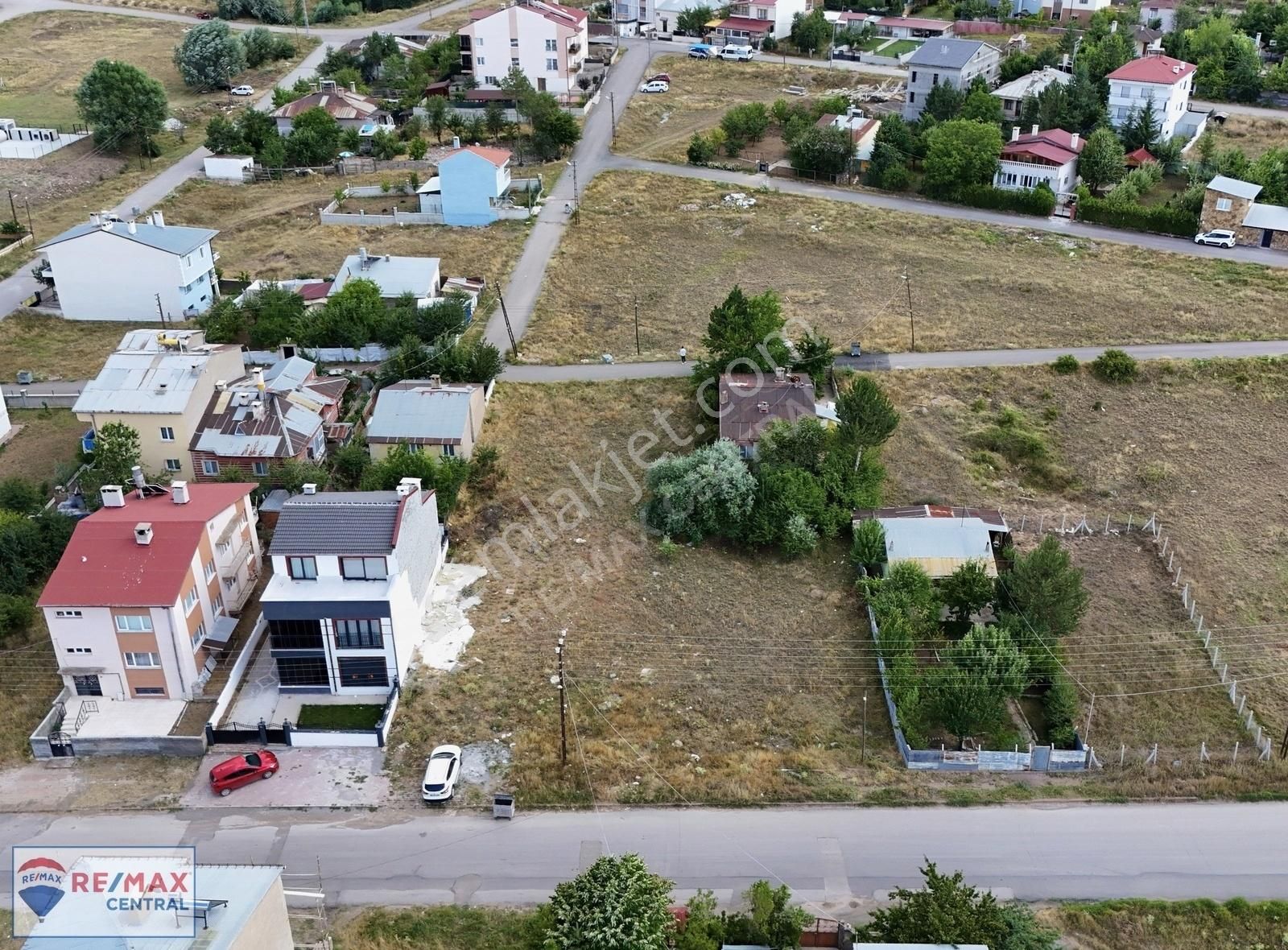 Sivas Merkez Karşıyaka Satılık Villa İmarlı REMAX CENTRAL' DAN KARŞIYAKA' DA 271 M2 YEŞİL ALAN KARŞISI ARSA