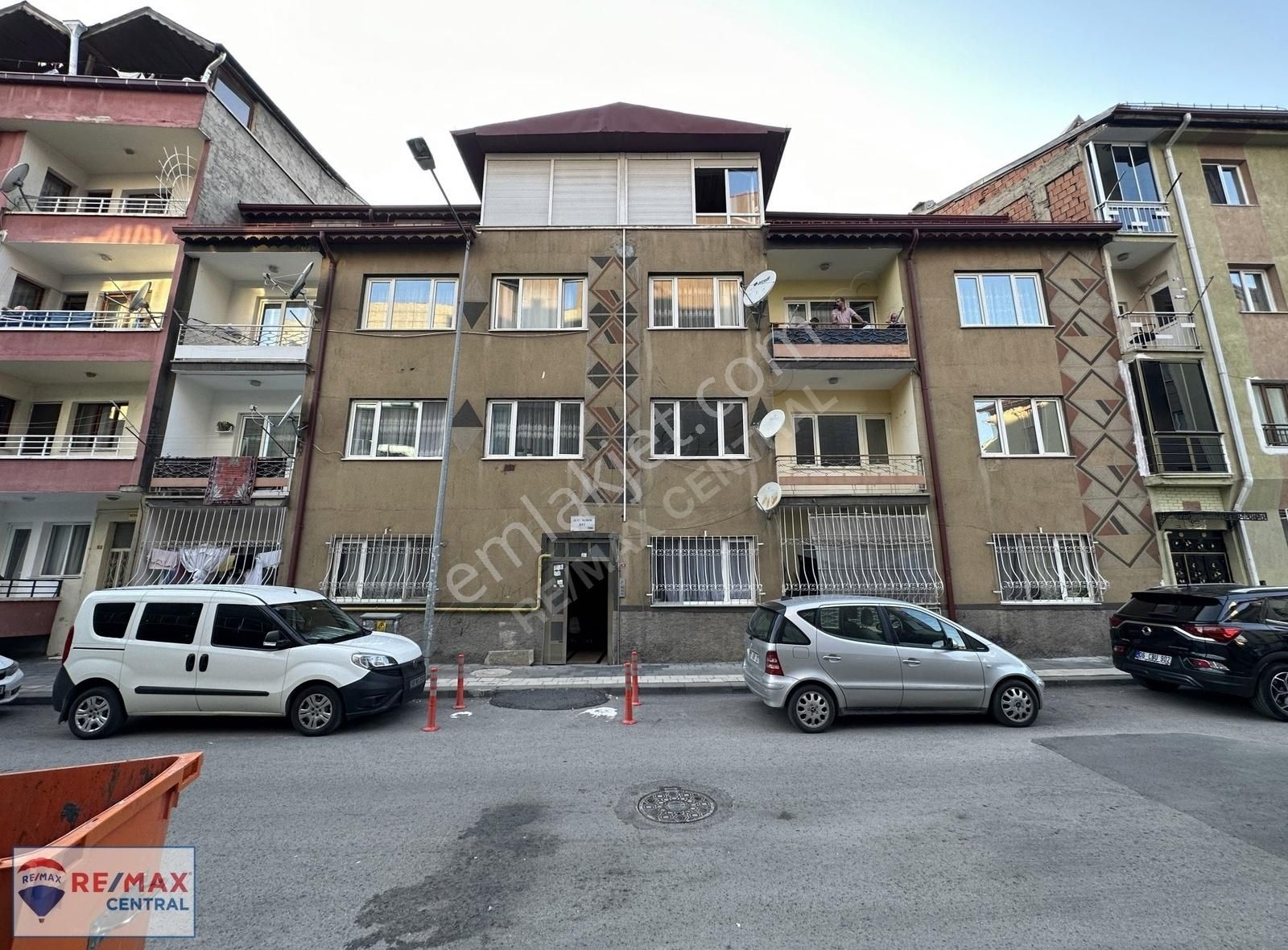 Sivas Merkez Halil Rıfatpaşa Satılık Bina Remax Central' Dan Merkezi Konumda 7 Daire Olan Satılık Bina