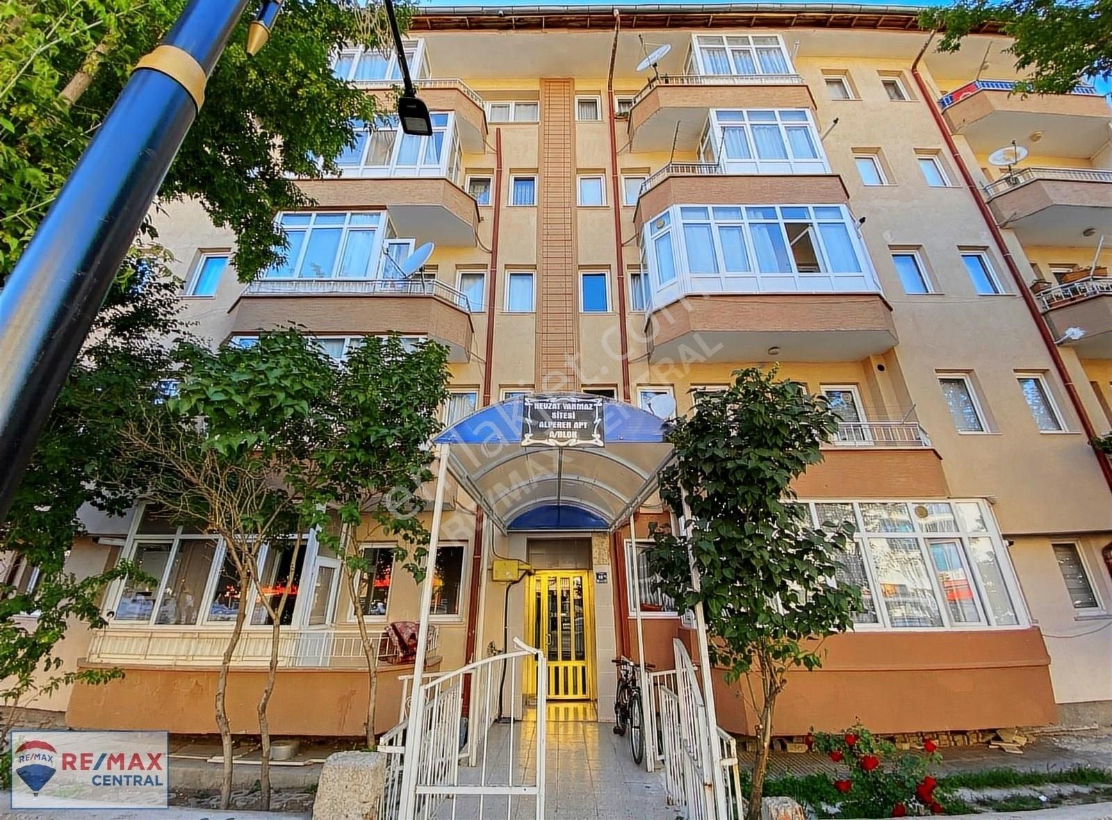 Sivas Merkez Diriliş Satılık Daire RE /MAX CENTRALDAN GÜZEL KONUMDA KULLANIŞLI GENİŞ CADDE ÜZERİ