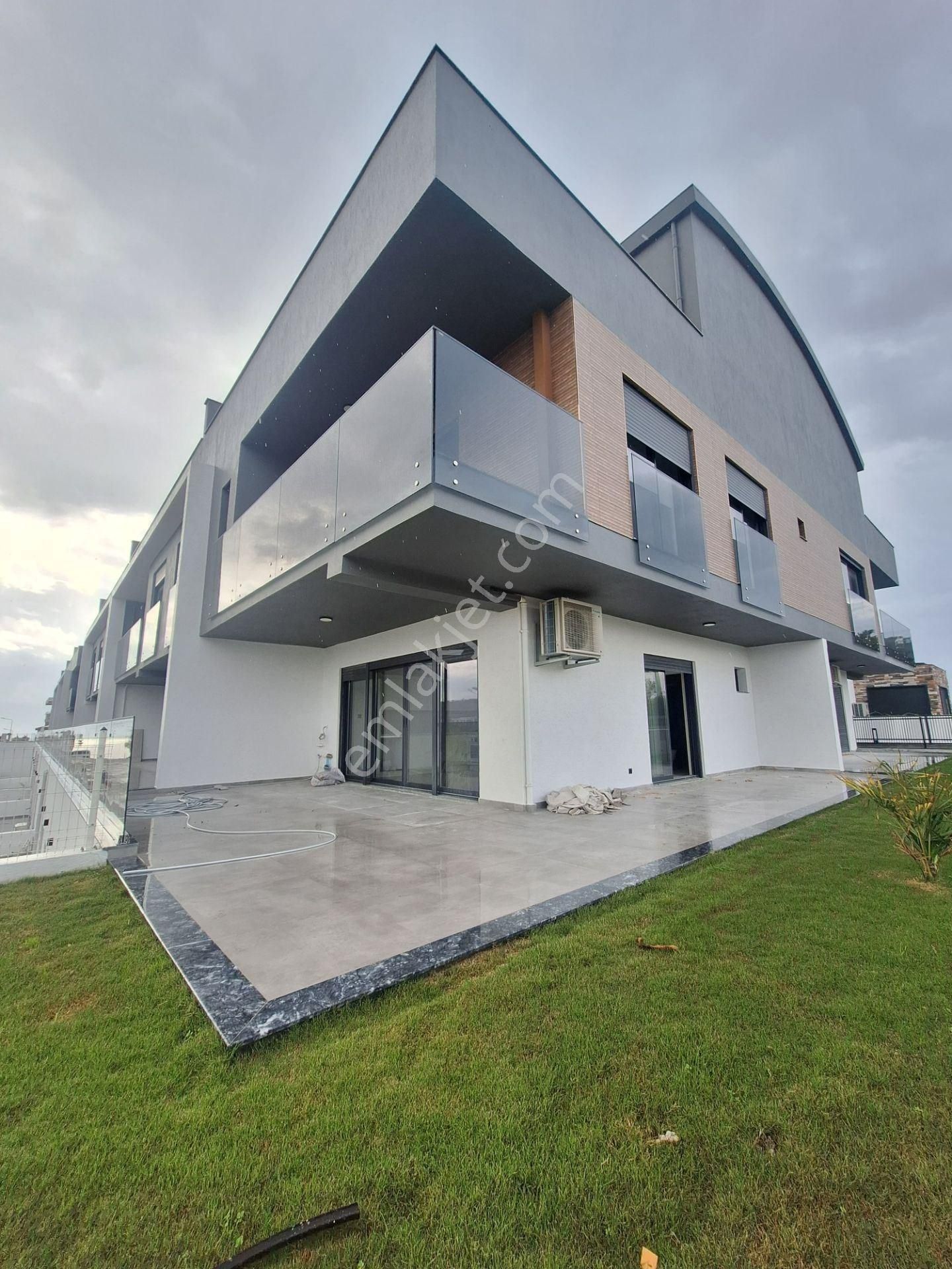 Kuşadası Merkezde Satılık Bahçeli 1+1 Daire