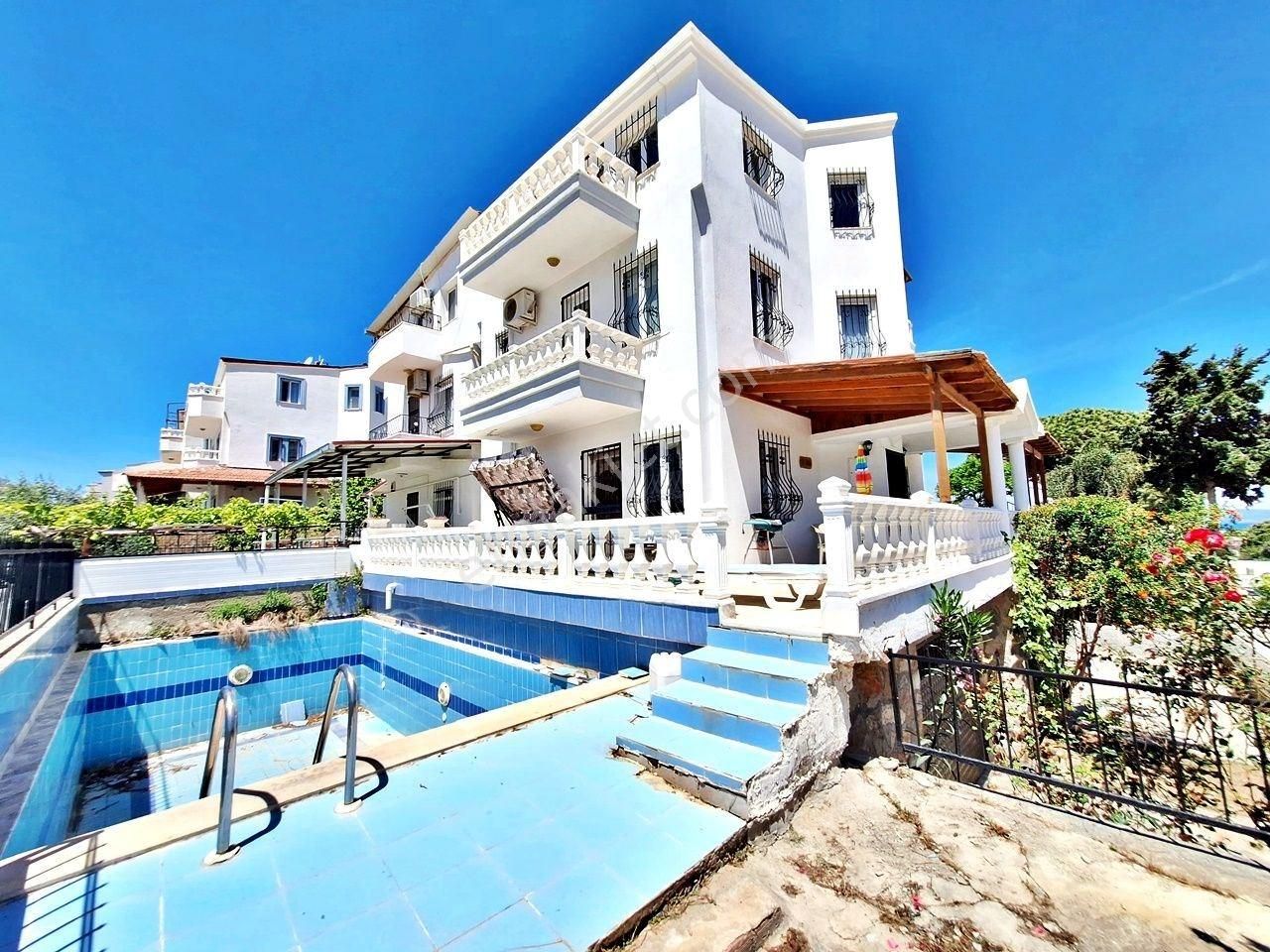 Kuşadası Kadınlar Denizi Satılık Villa Kadınlar Denizi Mevki Deniz Manzaralı Eşyalı 4+1 Müstakil Havuzlu Köşe Villa