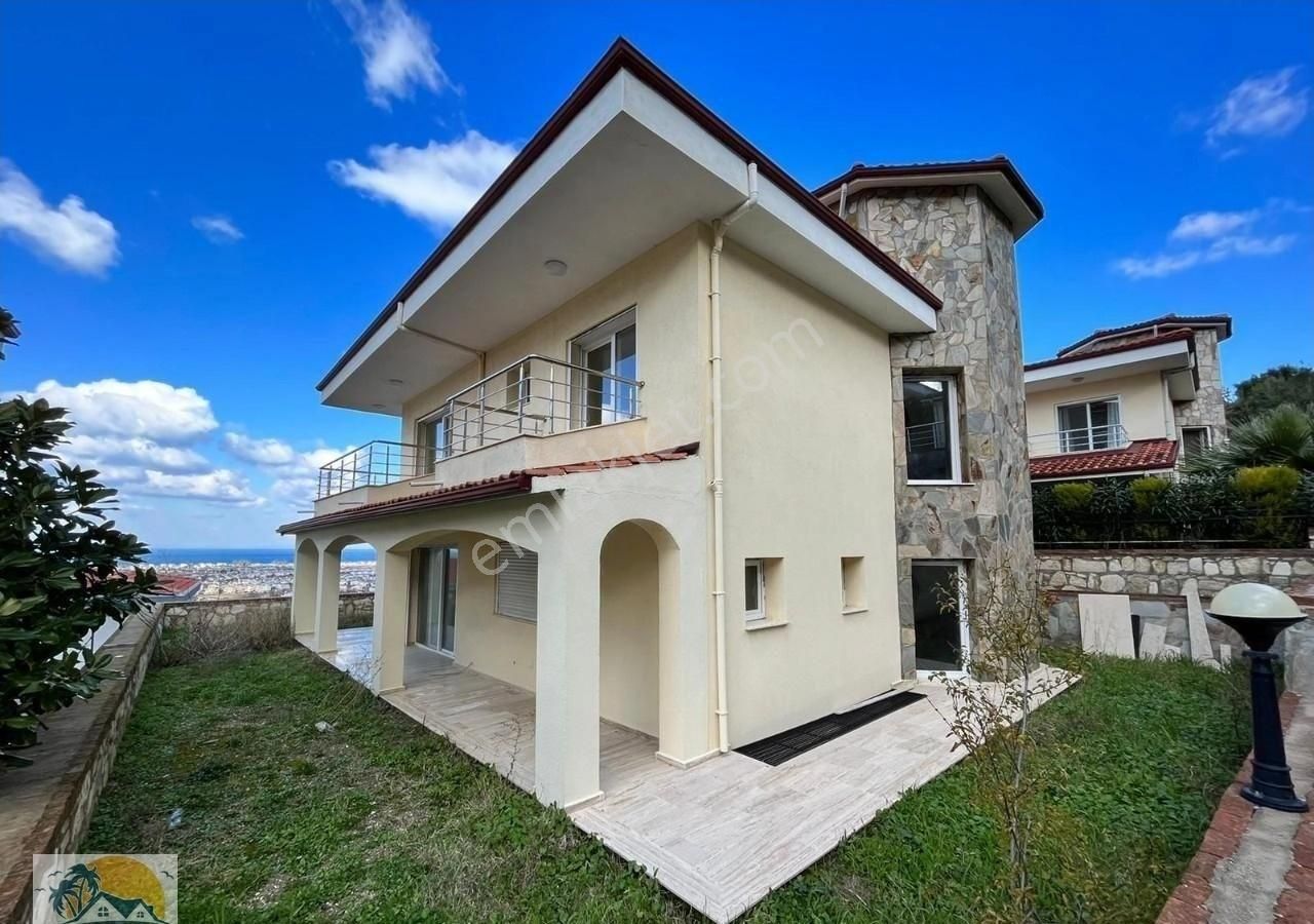 Kuşadası Cumhuriyet Satılık Villa **KUŞADASI SATILIK**OLAĞANÜSTÜ MANZARAYA SAHİP TRİPLEX 6+1 VİLLA