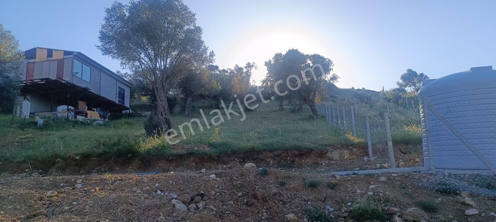 Menderes Akçaköy Satılık Tarla MENDERES AKÇAKÖY'DE İÇERİSİNDE EVİ BULUNAN 1.316M2 ARAZİ 