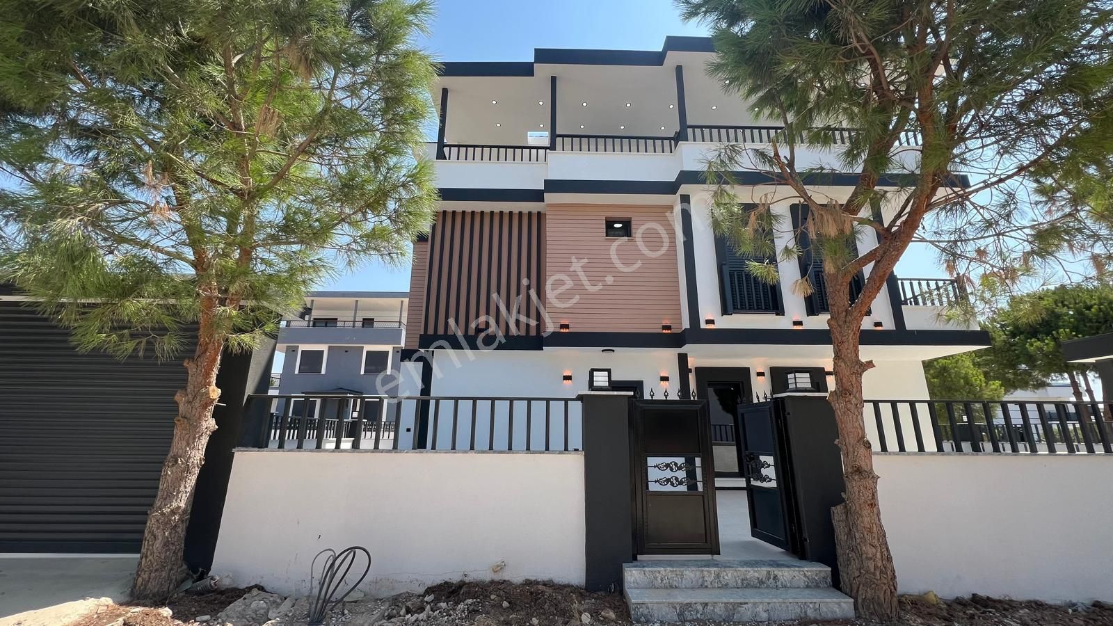 Didim Efeler Satılık Villa  Didim Efelerde Satılık 4+1 Ayrı Mutfak Havuzlu Villa