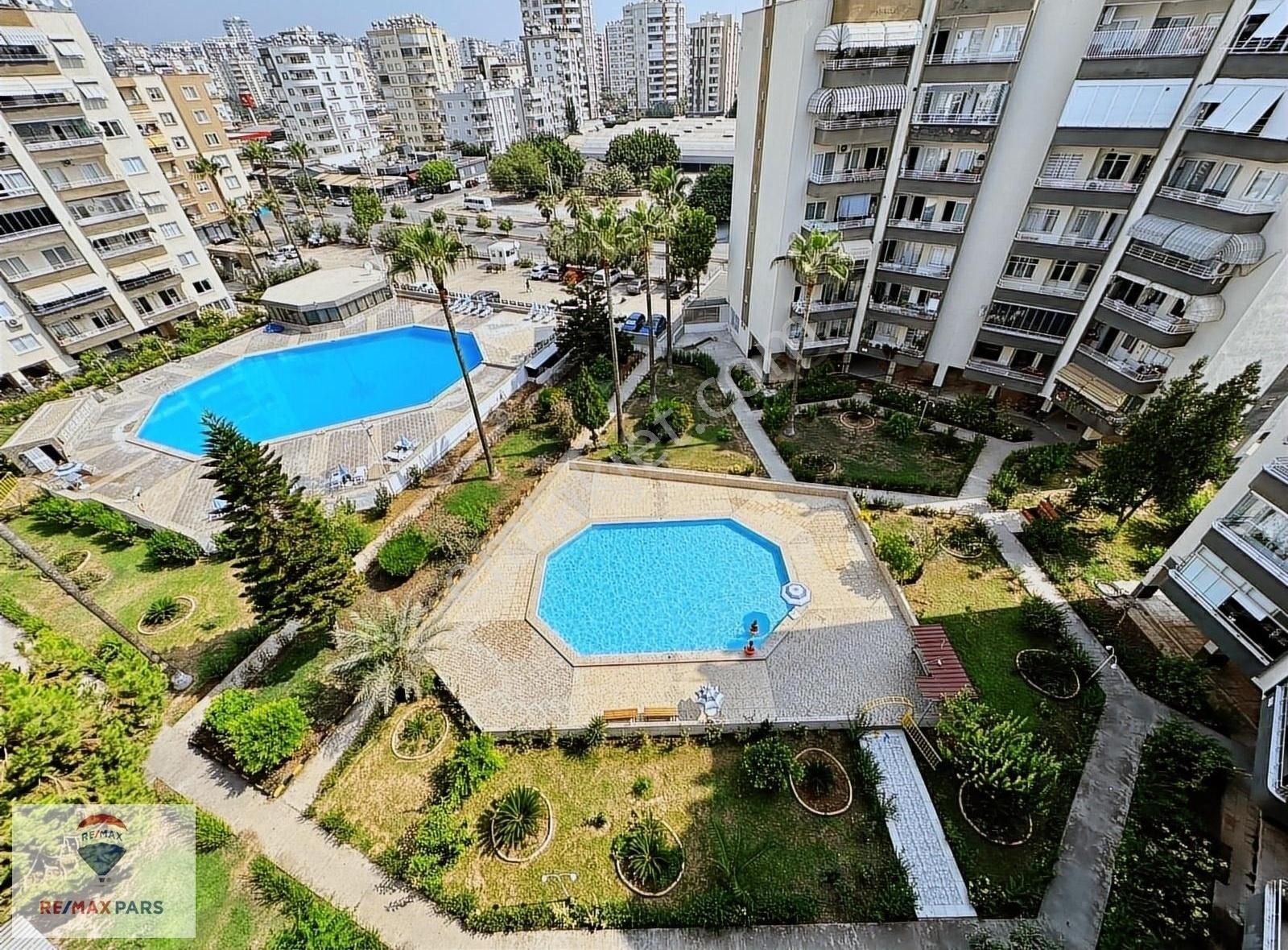 Mezitli Menderes Satılık Daire REMAX PARS'TAN MEZİTLİ AKARCAM SİTESİNDE HAVUZ CEPHELİ FERAH 3+1