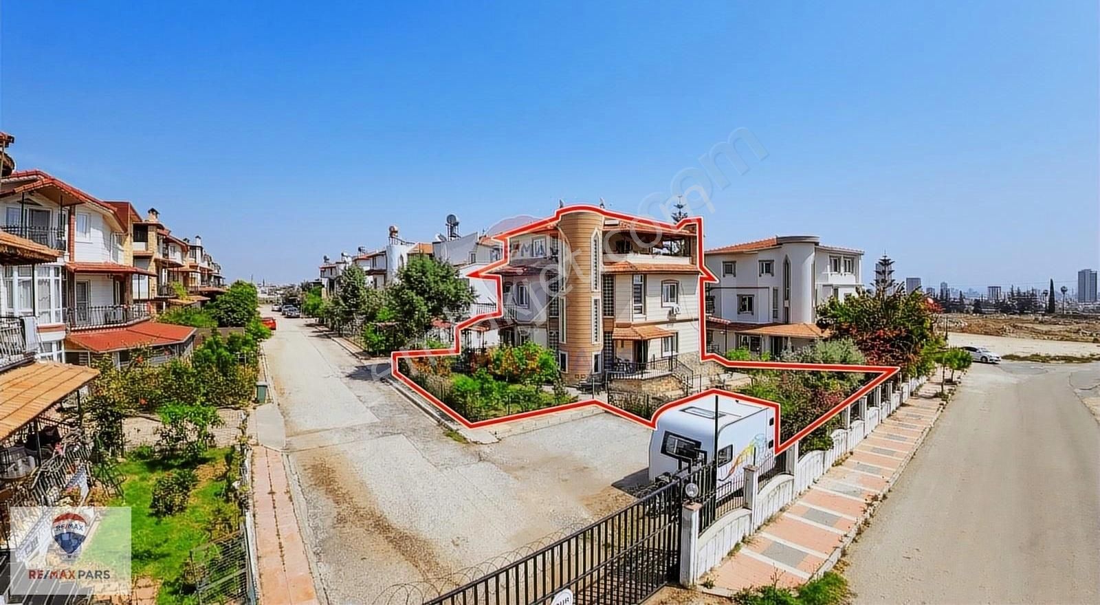 Yenişehir Deniz Satılık Villa REMAX PARS'TAN ROTA VİLLARINDA GENİŞ BAHÇELİ KÖŞE VİLLA