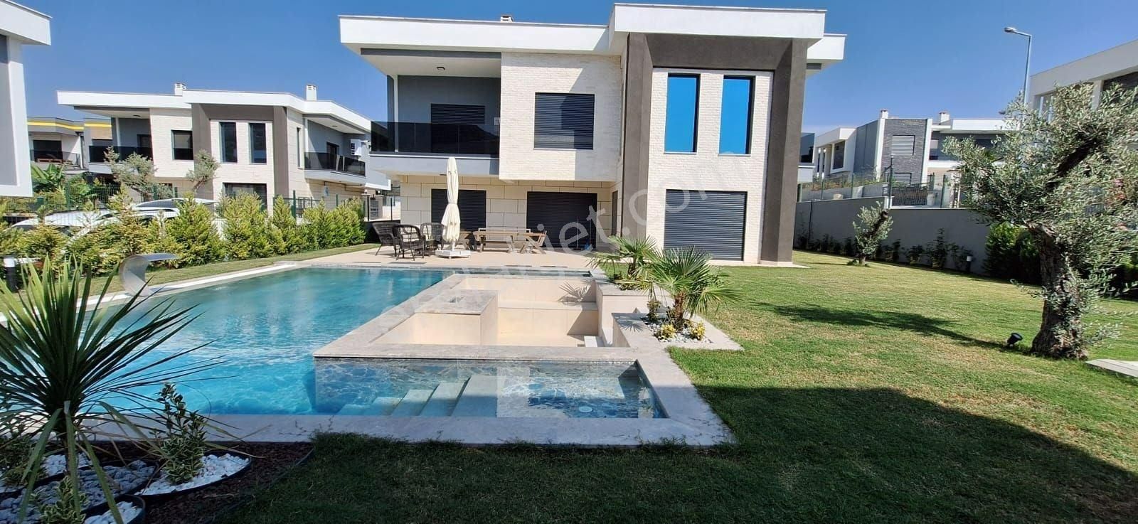 Kuşadası'nda 640 M2 Arsa İçerisinde 4+1 Eşyalı Müstakil Villa
