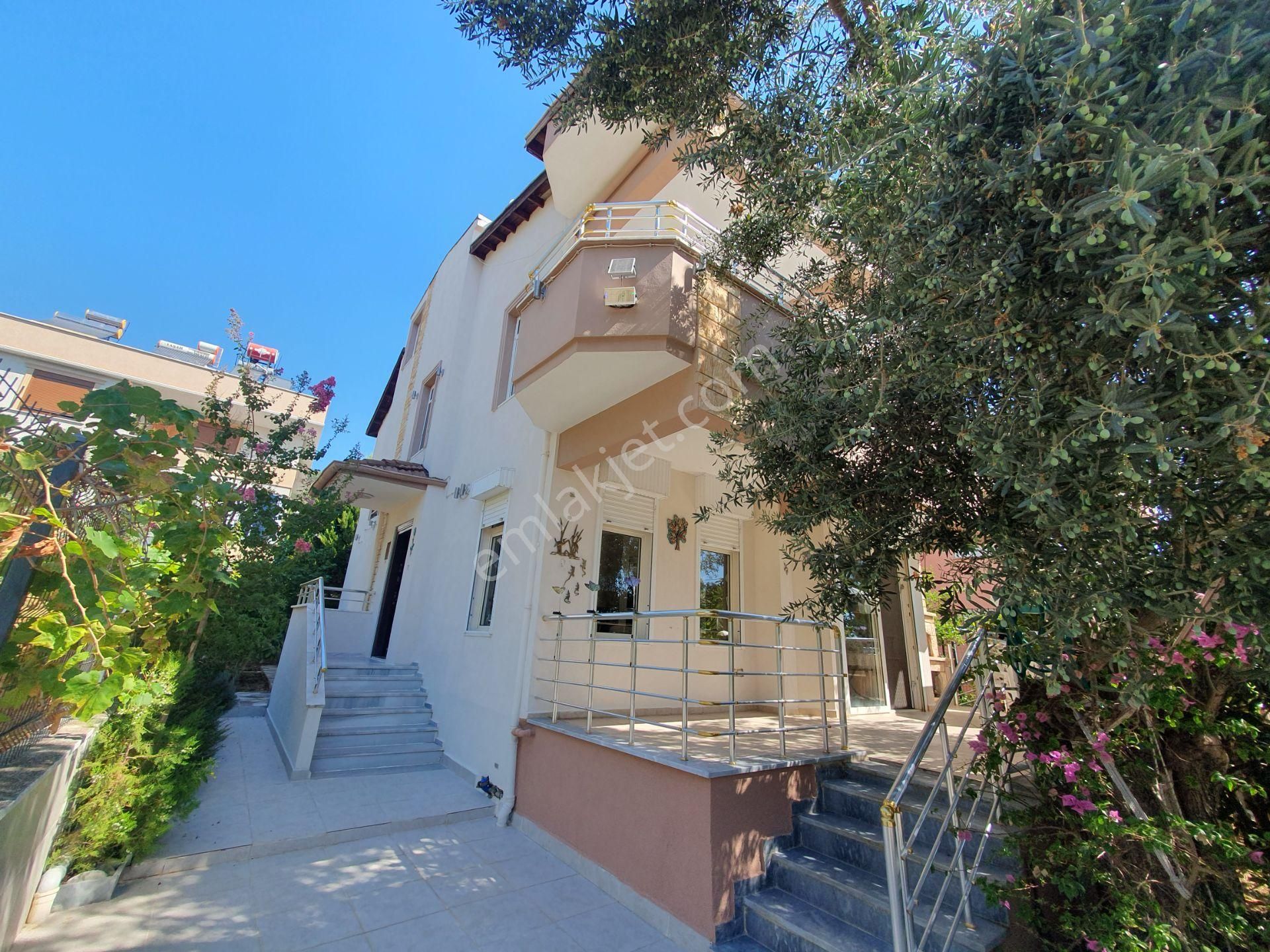 Altınoluk İlkbahar'dan 300m2 Arsa İçinde Tam Bağımsız Merkeze Denize Yakın 6+1 Triplex Villa - Görsel 4