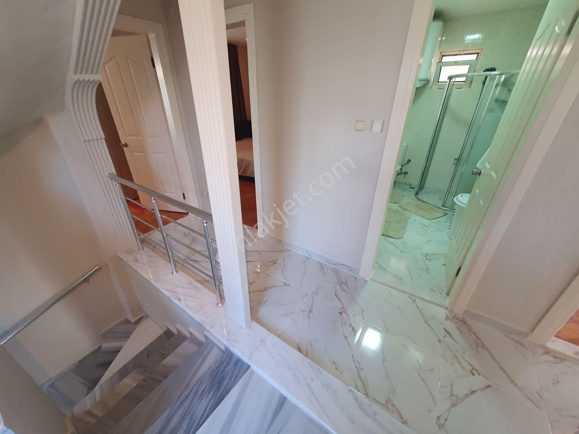 Altınoluk İlkbahar'dan 300m2 Arsa İçinde Tam Bağımsız Merkeze Denize Yakın 6+1 Triplex Villa - Görsel 22