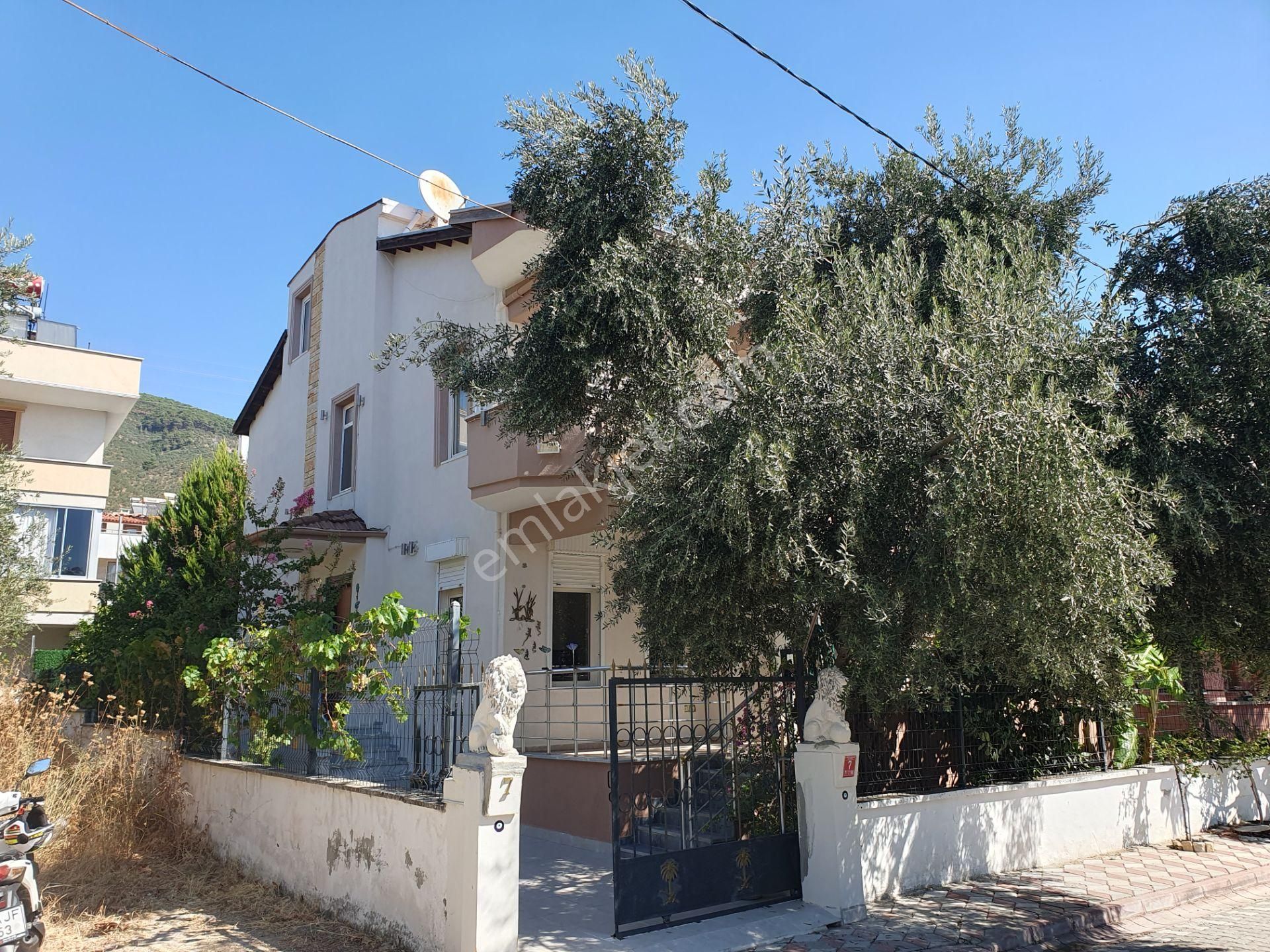 Altınoluk İlkbahar'dan 300m2 Arsa İçinde Tam Bağımsız Merkeze Denize Yakın 6+1 Triplex Villa - Görsel 3