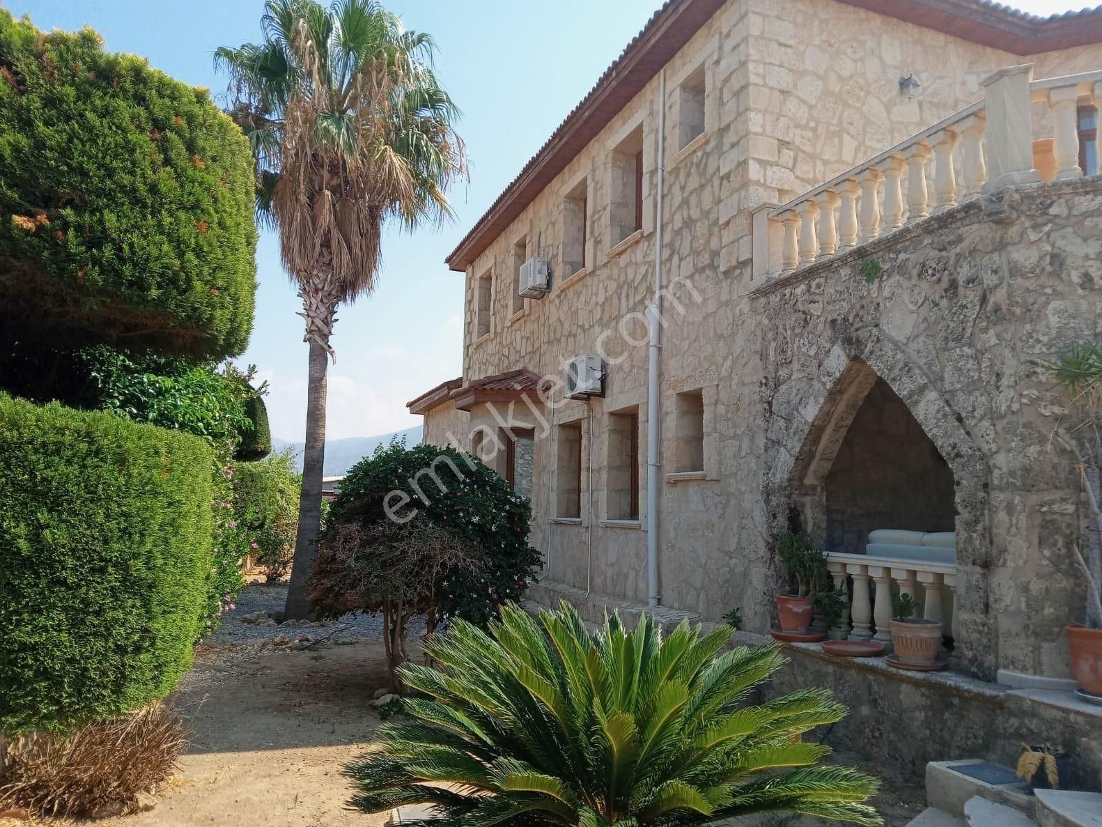 Girne Karşıya Da 4+1 Eşyalı Satılık Villa