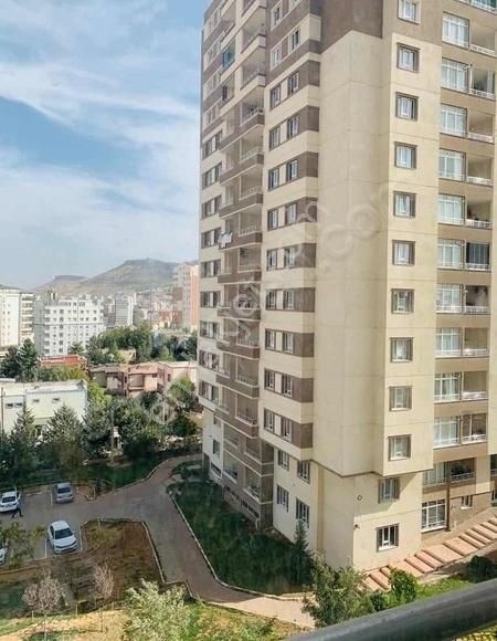 Artuklu Yenişehir Kiralık Daire G&G Emlaktan merkezi konumda Palmiye sitesinde kiralık daire