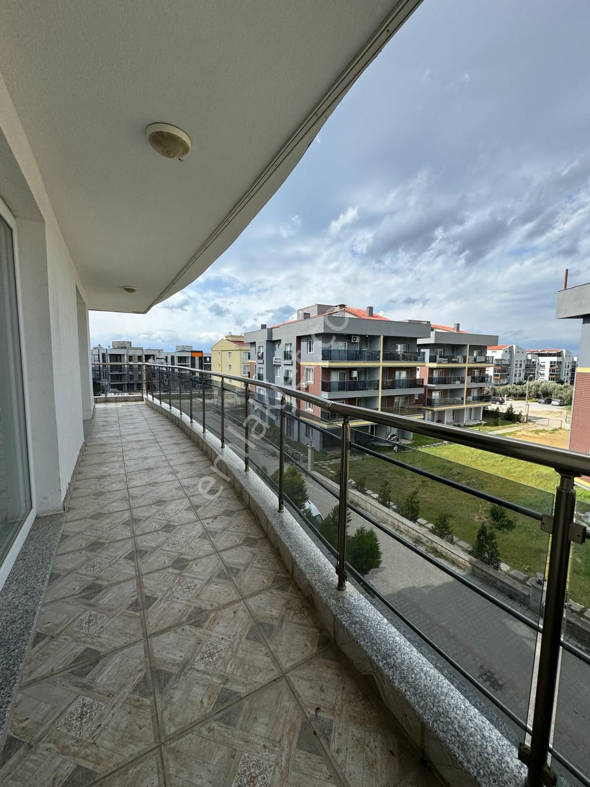 Kuşadası Davutlar Satılık Daire  Kuşadası Davutlarda Site İçinde 1+1 Daire