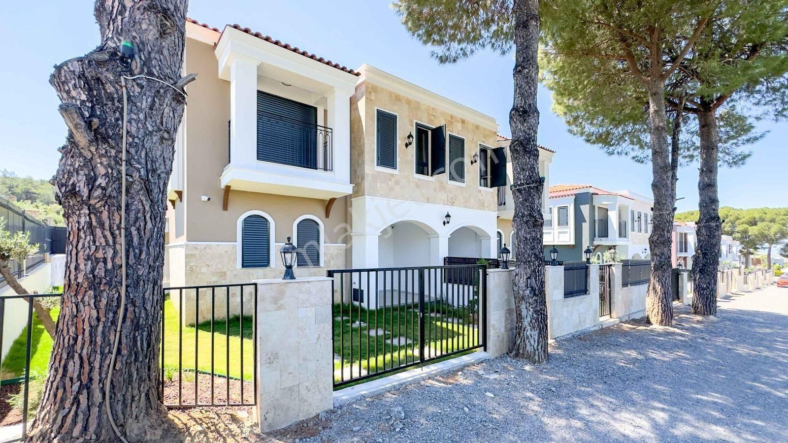 Kuşadası'nda Muhteşem Ultralux Oturuma Hazır 3+1 130m² Villalar