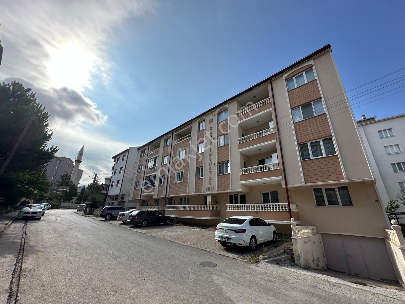 Sivas Merkez Emek Satılık Daire Karahan Emlak'tan Satılık Daire : 2.400.000₺🏠 3.kat . 135 M² . 3+1 Full Yapılı*emek Mahallesinde