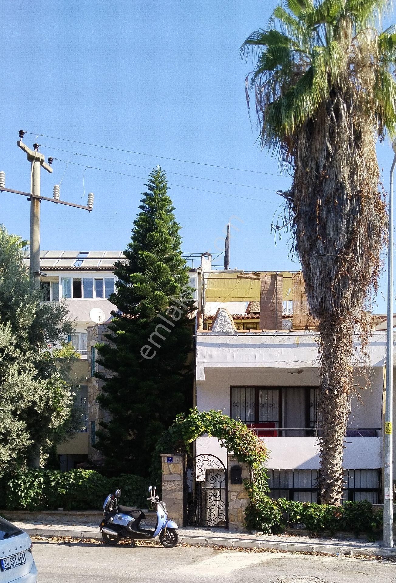 Kuşadası Kadınlar Denizi Satılık Müstakil Ev üç katlı villa mükemmel konum 