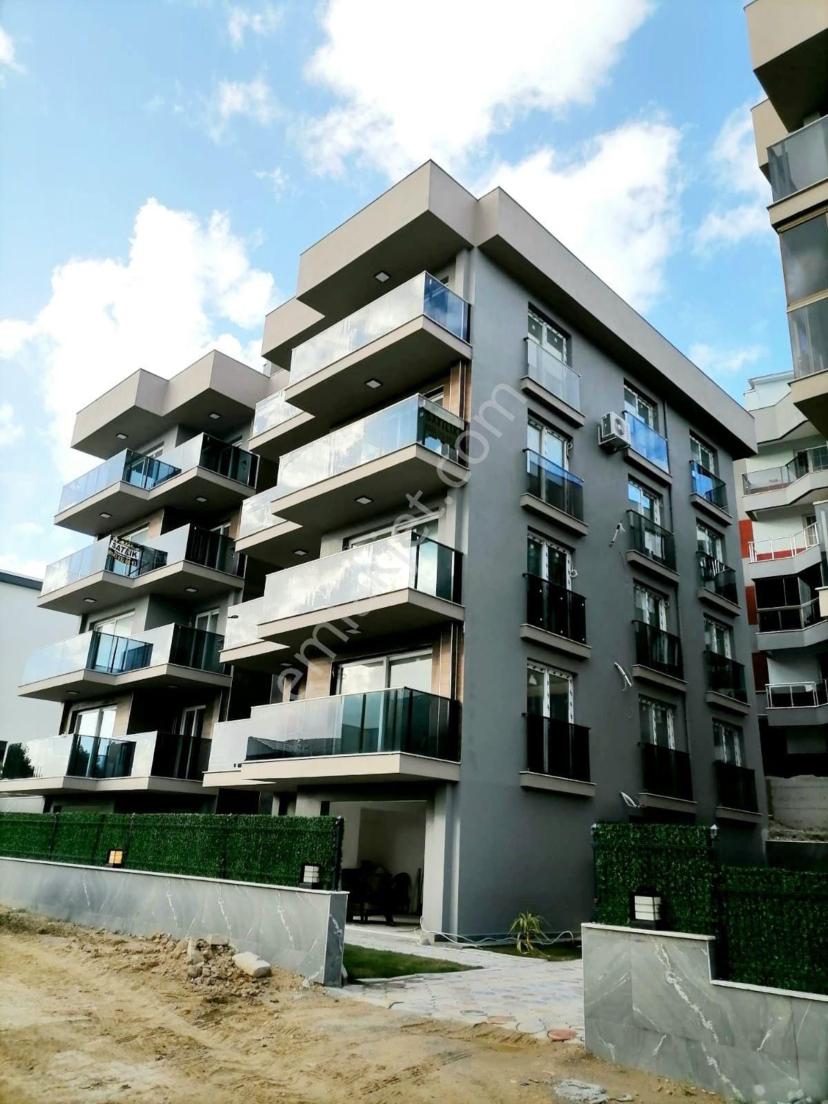 Kuşadası İkiçeşmelik Satılık Daire KUŞADASI GARAJ ARKASINDA 3+1 SIFIR BAHÇELİ DAİRE 