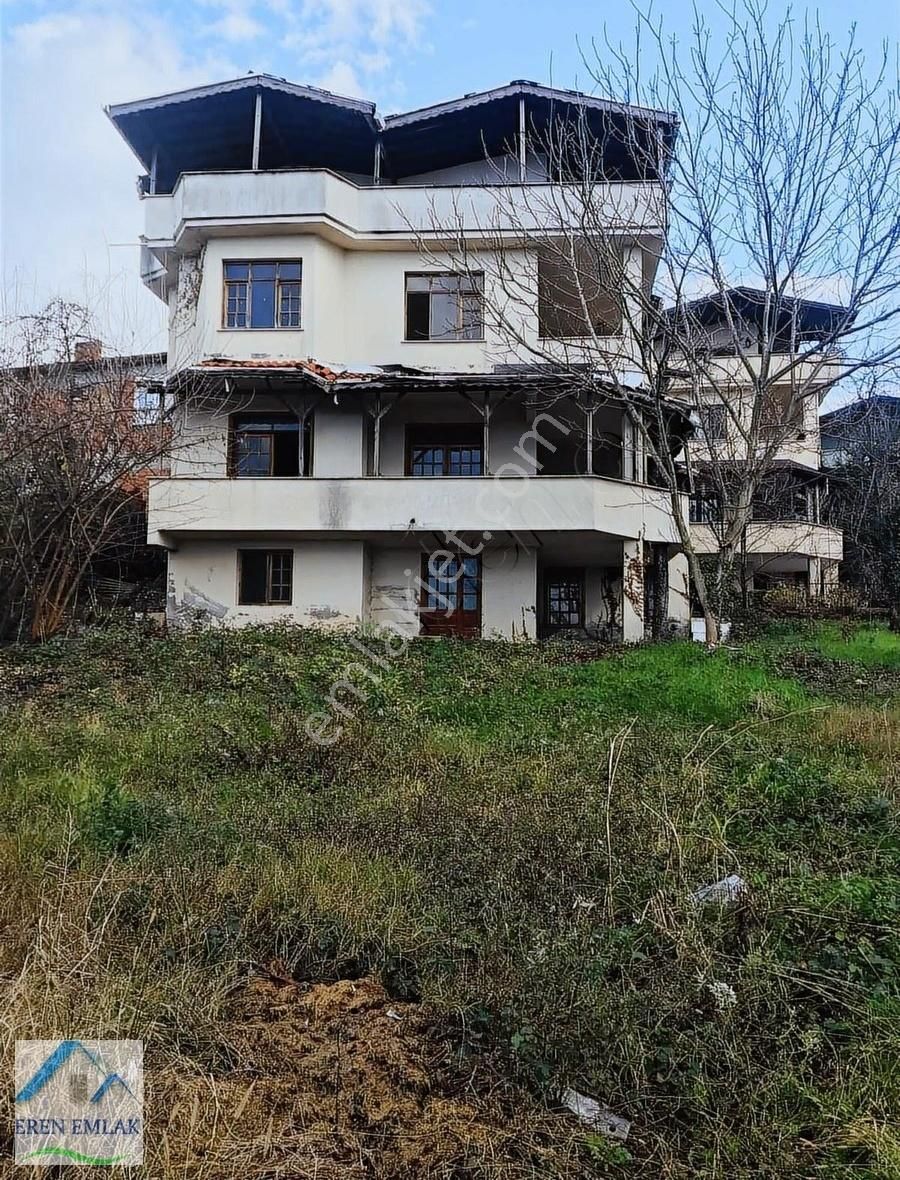 Sapanca Gazipaşa Satılık Villa Sapanca 5+1 tripleks villa ve 1140 m2 arsa ile birlikte satılık