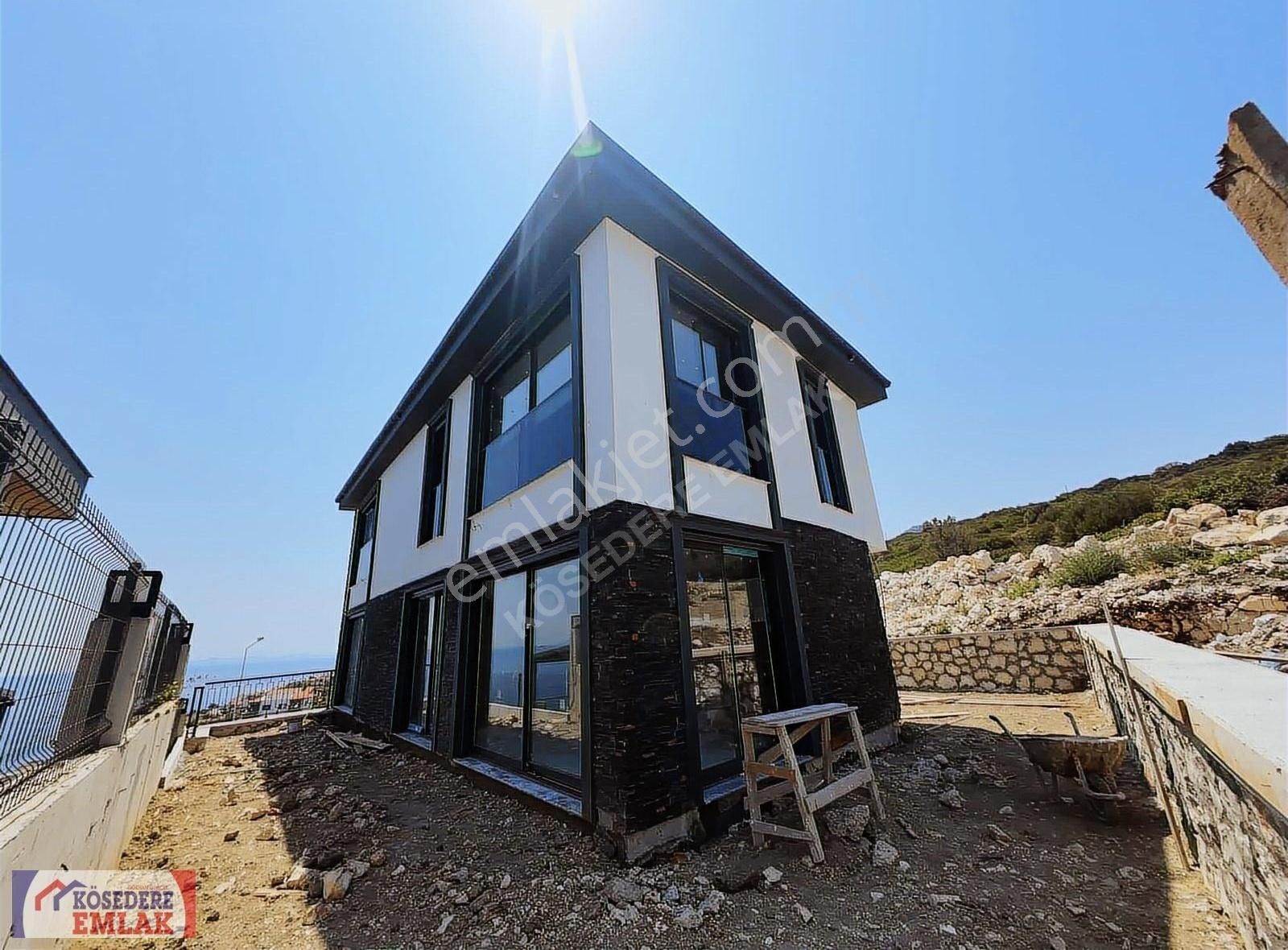 Karaburun İskele Satılık Villa KÖSEDERE EMLAK'tan KARABURUN'da 2+2, Manzaralı, Triplex Villa