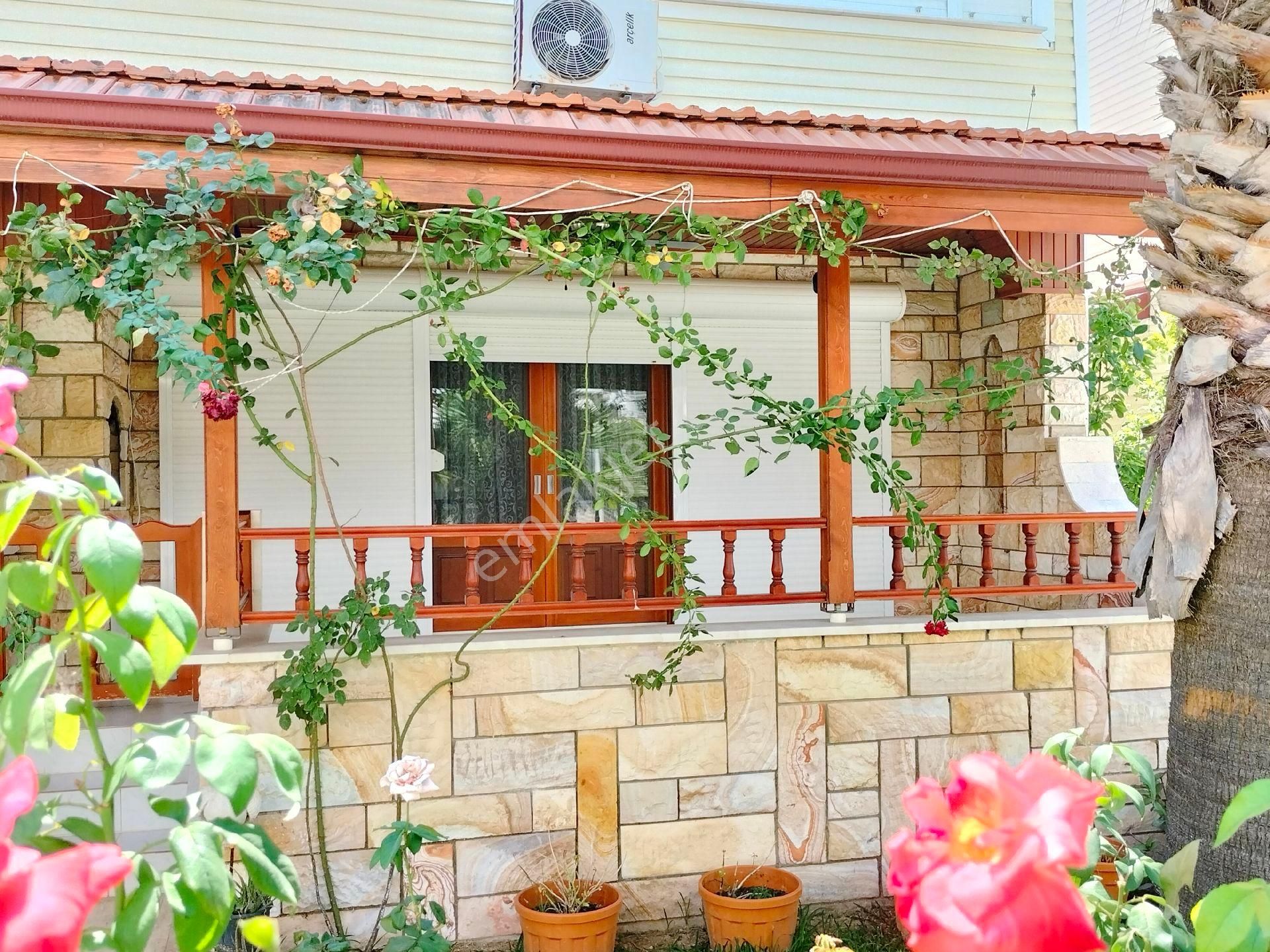 Kuşadası Güzelçamlı Satılık Villa GÜZELÇAMLI VENÜS PLAJINA 150 METRE  MESAFEDE 4+1 TRİPLEKS VİLLA