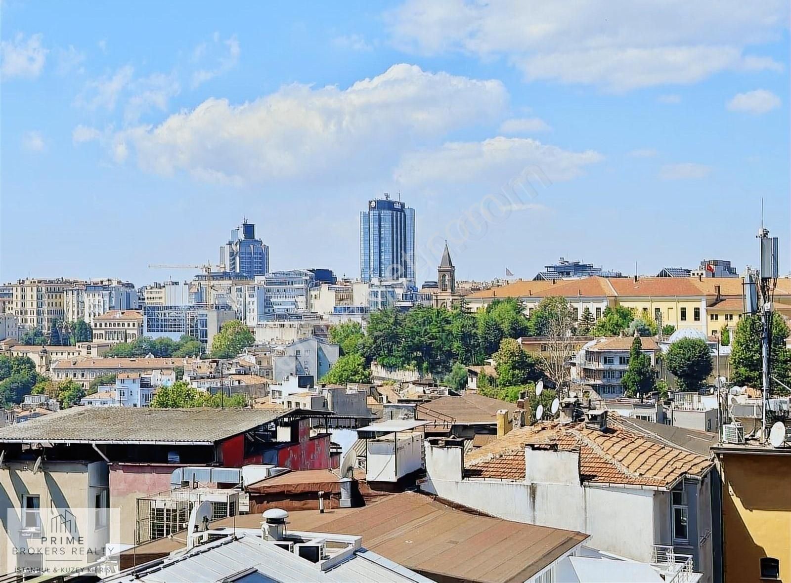 Beyoğlu Cihangir Satılık Daire CİHANGİR MERKEZDE MANZARALI FERAH BOŞ SATILIK 2+1 DAİRE