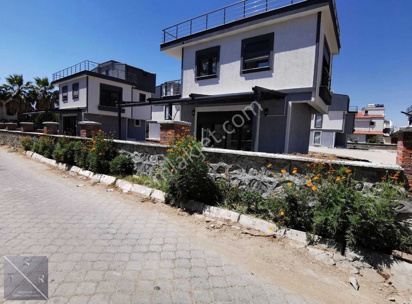 Dikili Salihler Satılık Villa Dikili Salihler'de Site İçinde Havuzlu Satılık 4+1 Villa