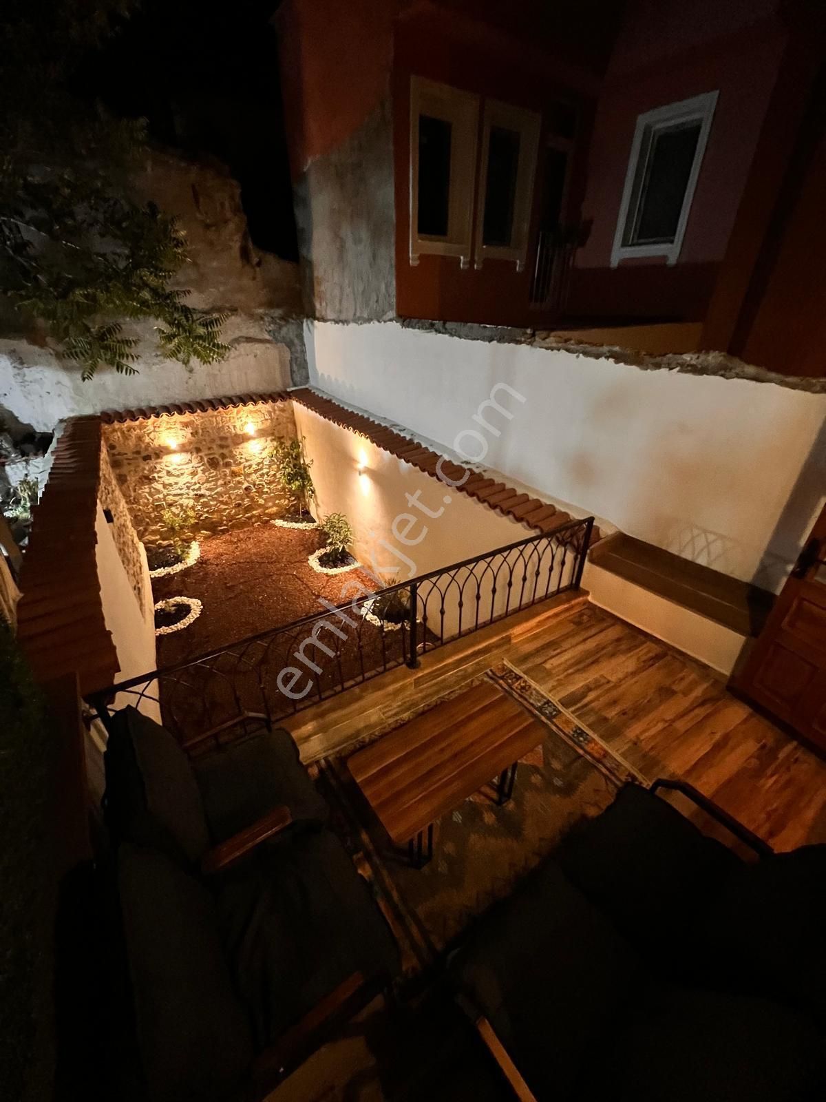 Ayvada'dan Ayvalık Merkez'de Avlulu 2 Katlı Taş Rum Evi - Görsel 15