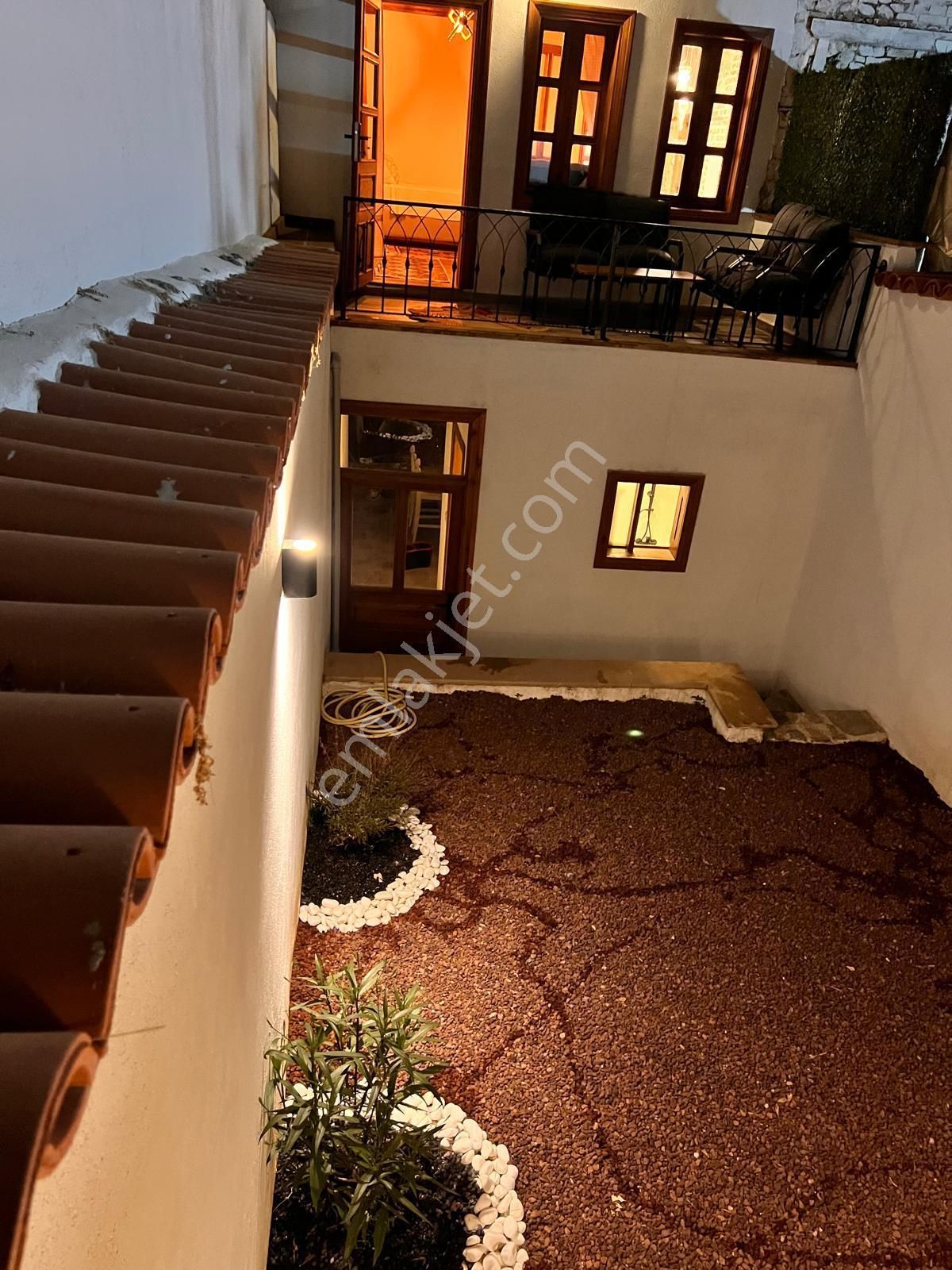 Ayvada'dan Ayvalık Merkez'de Avlulu 2 Katlı Taş Rum Evi - Görsel 7