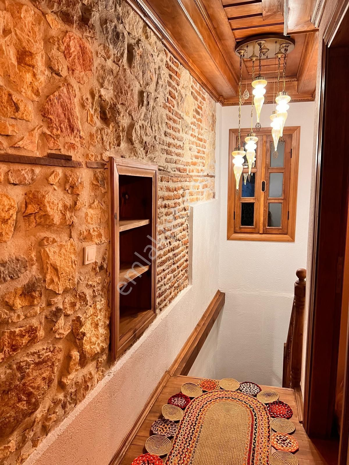 Ayvada'dan Ayvalık Merkez'de Avlulu 2 Katlı Taş Rum Evi - Görsel 16