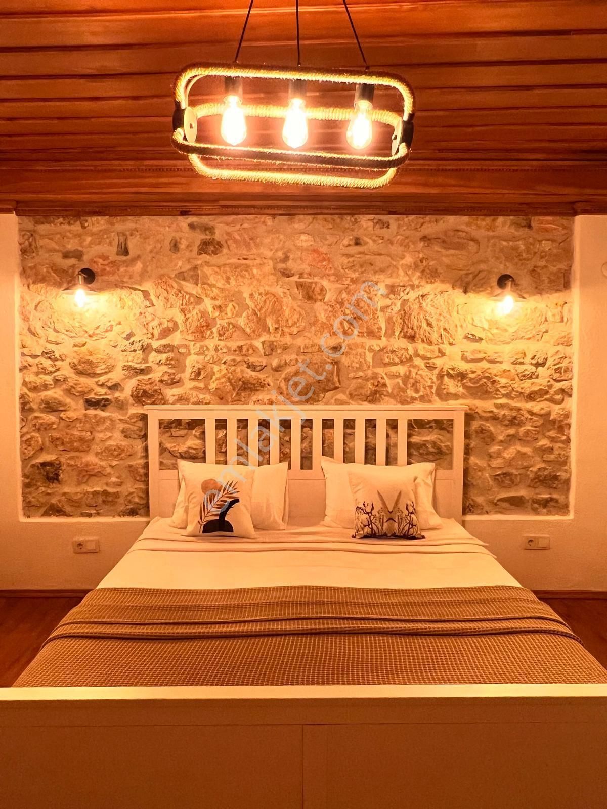 Ayvada'dan Ayvalık Merkez'de Avlulu 2 Katlı Taş Rum Evi - Görsel 17