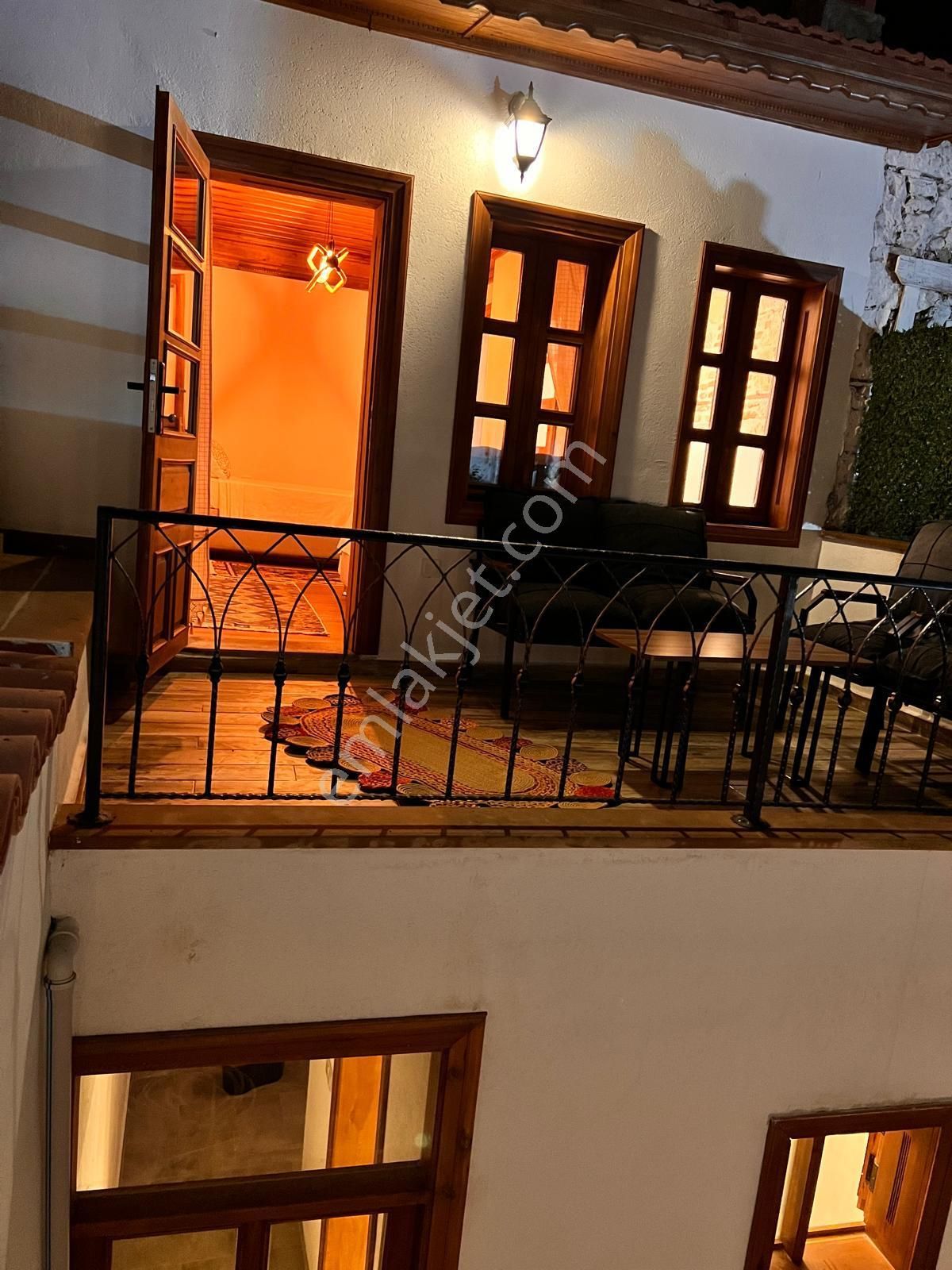 Ayvada'dan Ayvalık Merkez'de Avlulu 2 Katlı Taş Rum Evi - Görsel 5