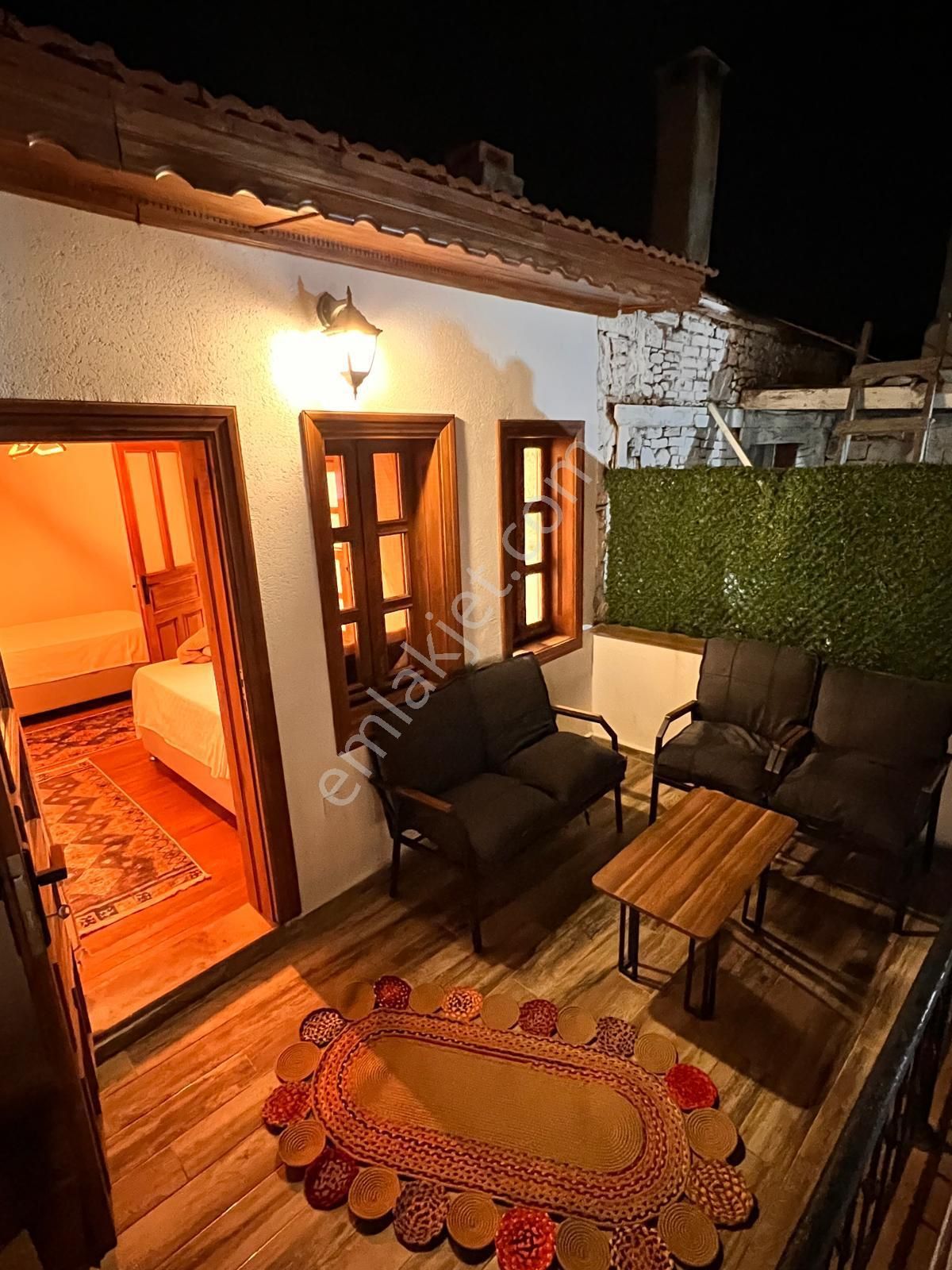 Ayvada'dan Ayvalık Merkez'de Avlulu 2 Katlı Taş Rum Evi - Görsel 6