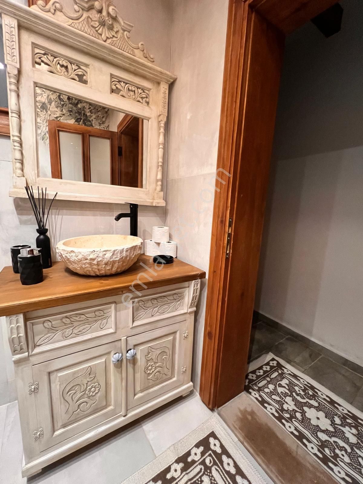 Ayvada'dan Ayvalık Merkez'de Avlulu 2 Katlı Taş Rum Evi - Görsel 2