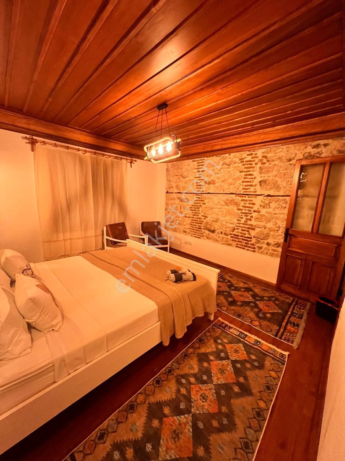 Ayvada'dan Ayvalık Merkez'de Avlulu 2 Katlı Taş Rum Evi - Görsel 3