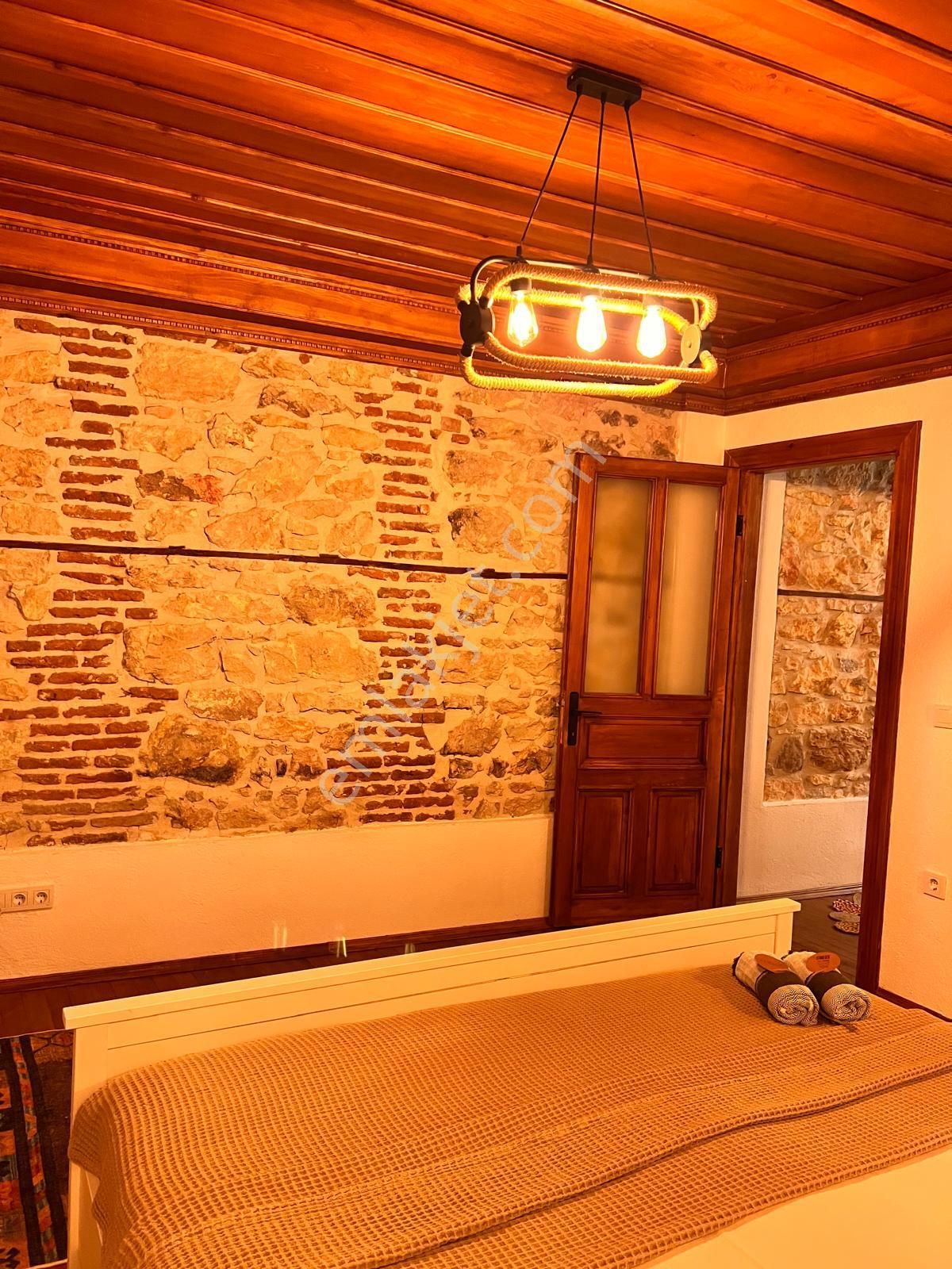 Ayvada'dan Ayvalık Merkez'de Avlulu 2 Katlı Taş Rum Evi - Görsel 12