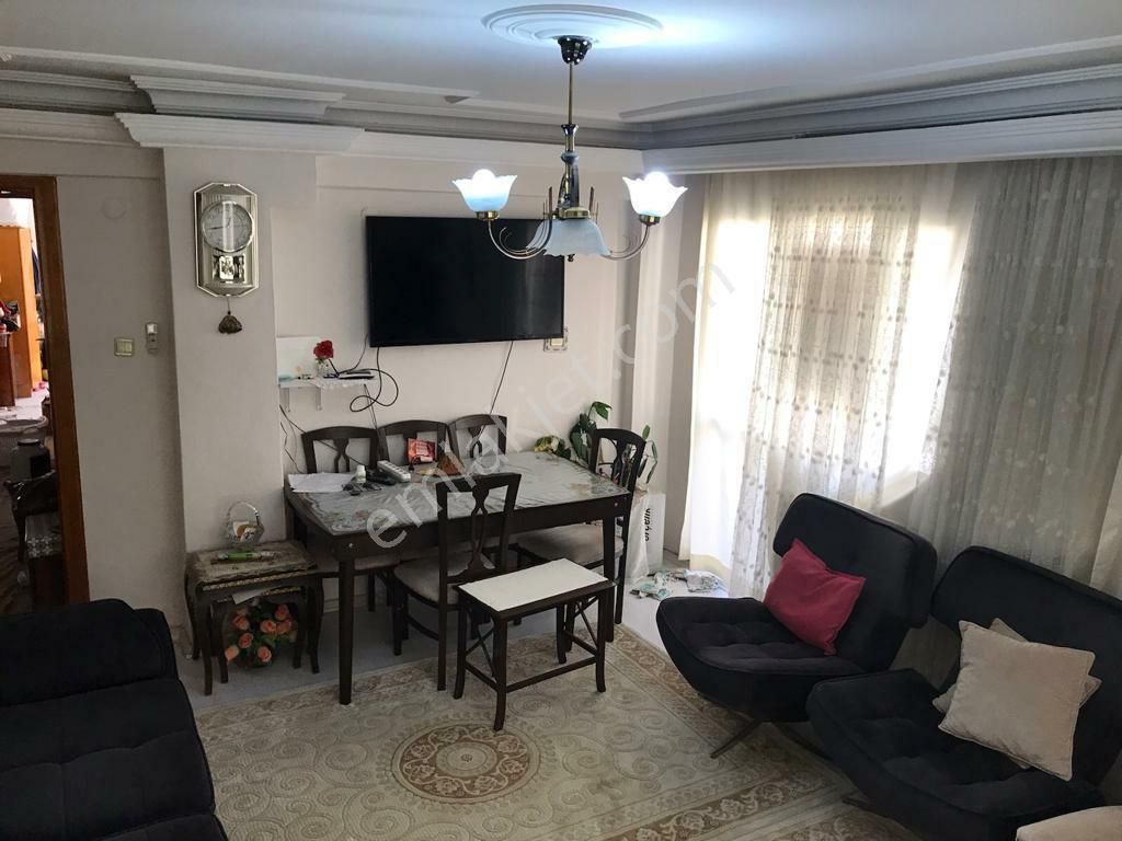 Buca Menderes Satılık Daire İzmir Buca Menderes Mahallesi'nde 3+1 Ara kat köşe cephe daire satılık